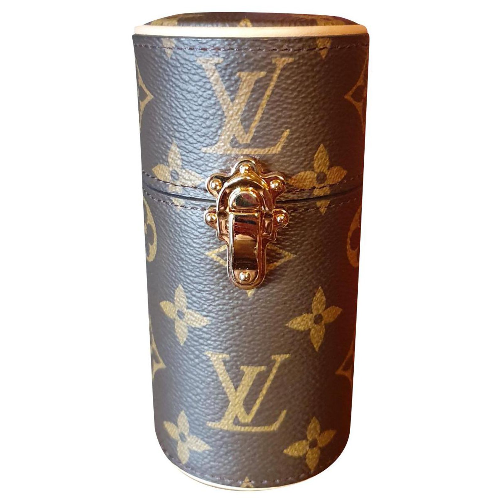 Vuitton lance ses étuis de voyage pour flacons de parfum 