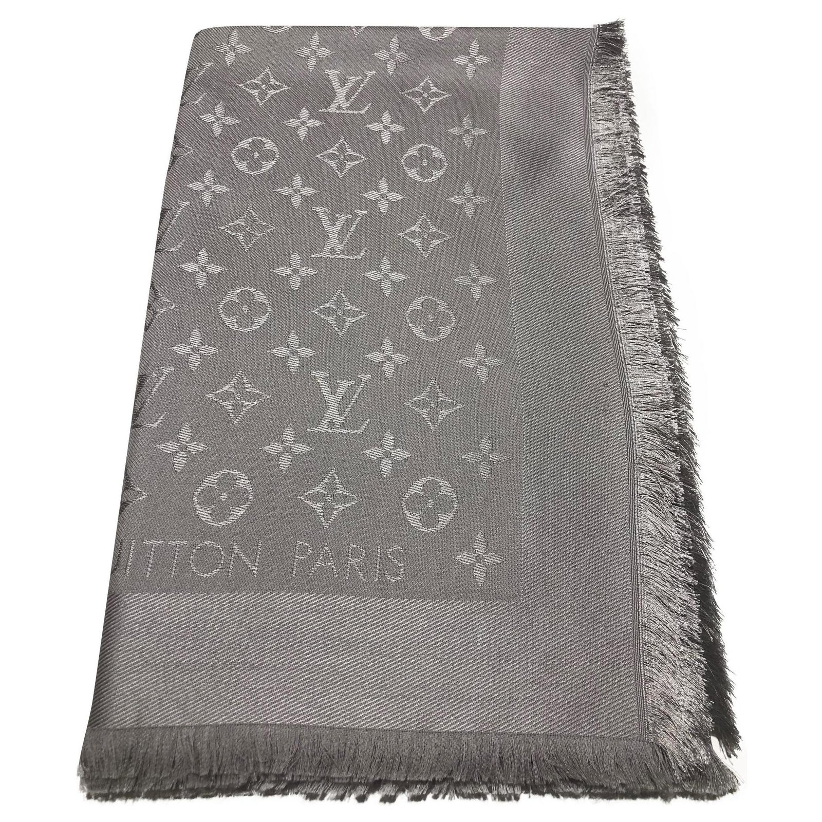 Louis Vuitton monogram pearl gray shawl Grey Silk Wool ref.173683 - Joli  Closet