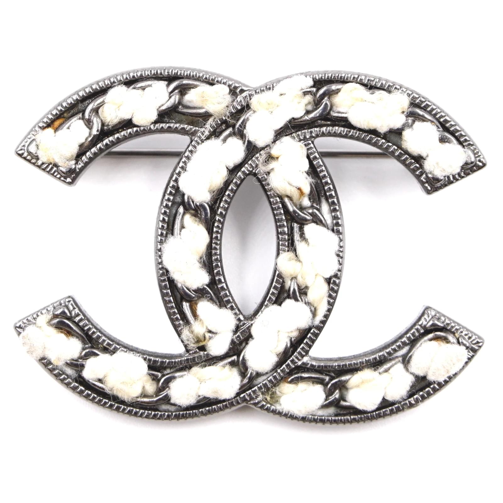 Chanel Dark Silver White Tweed à travers le matériel de chaîne broche ...