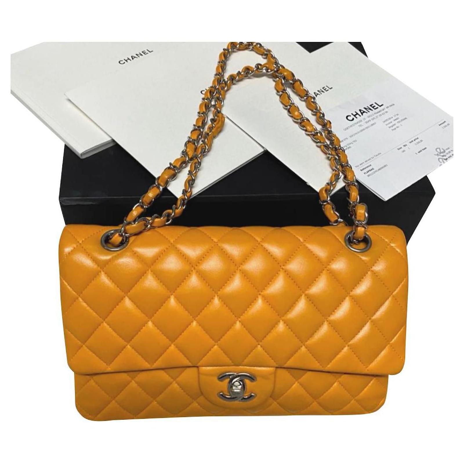 Timeless Borsa media classica Chanel in pelle di agnello gialla Giallo  ref.182489 - Joli Closet