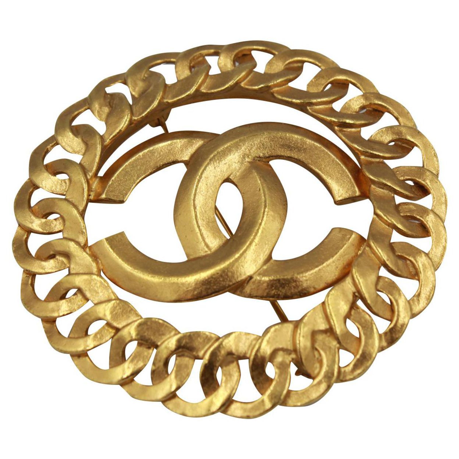 Vintage Chanel broche, double « C » in Gold metal. Golden Gold