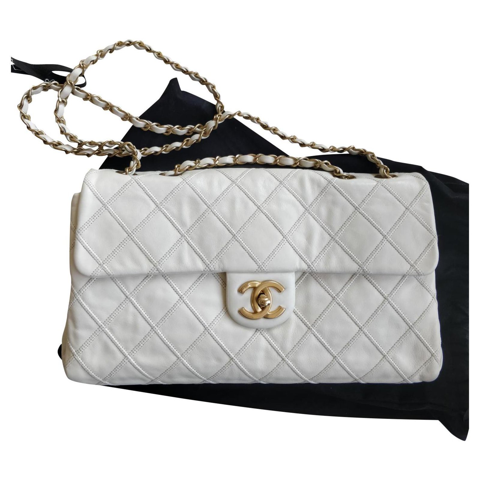 Chanel Classic flap bag Cream Leather ref.184168 - Joli Closet