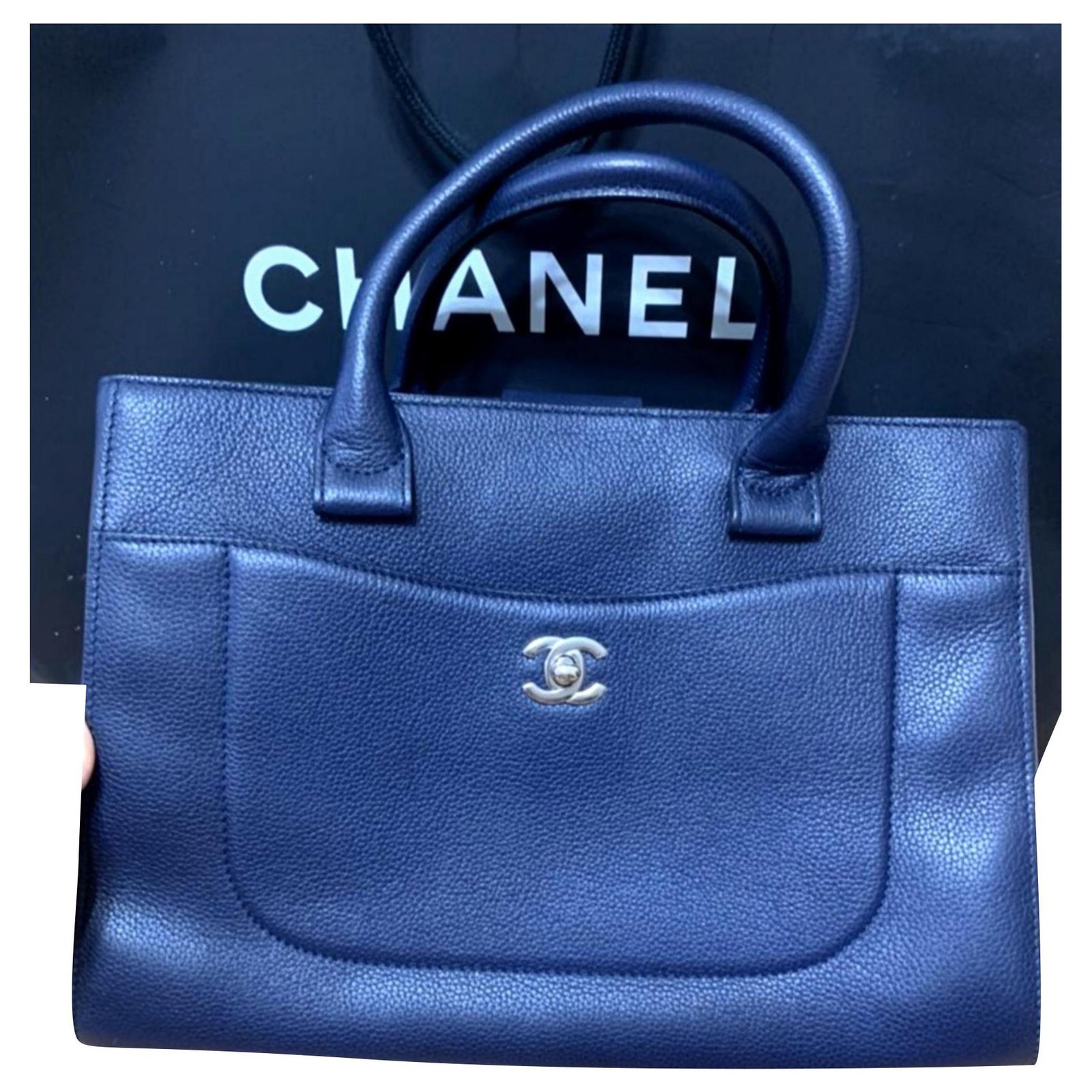 Chanel navy medium Neo tote bag Dark blue Leather ref.192969 - Joli Closet