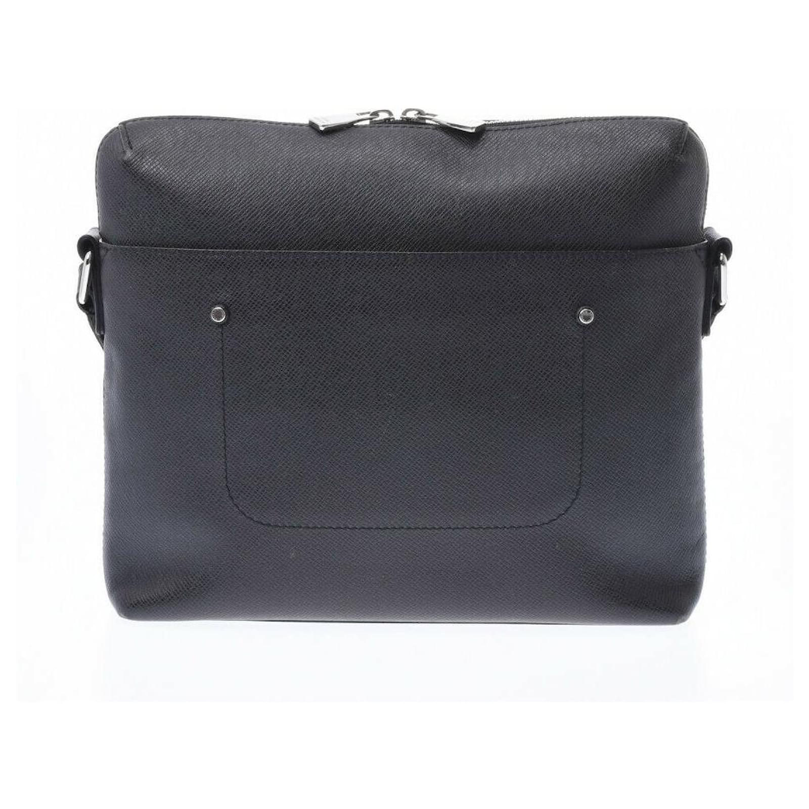 Louis Vuitton Shoulder Bag Black Leather ref.200924 Joli Closet