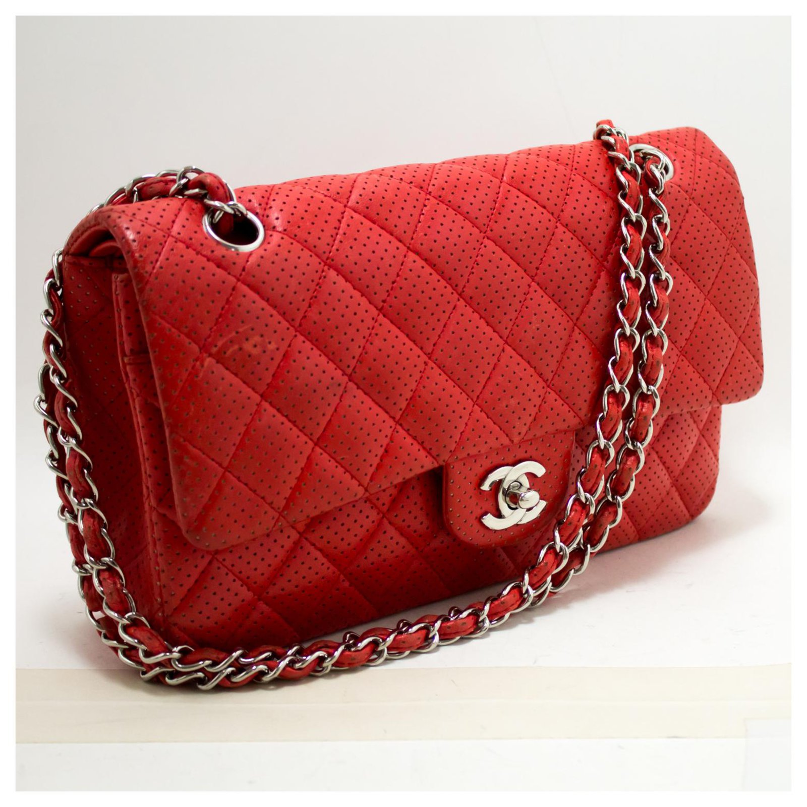 CHANEL Red Punching Leather lined Flap Chain Shoulder Bag Quilted  ref.204033 - Joli Closet