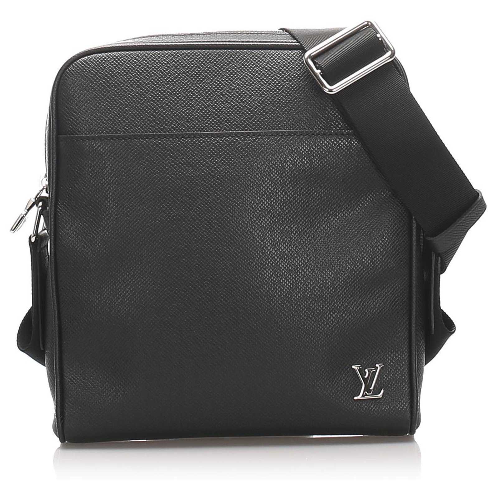 Louis Vuitton Black Taiga Cassiar Leather ref.1039488 - Joli Closet