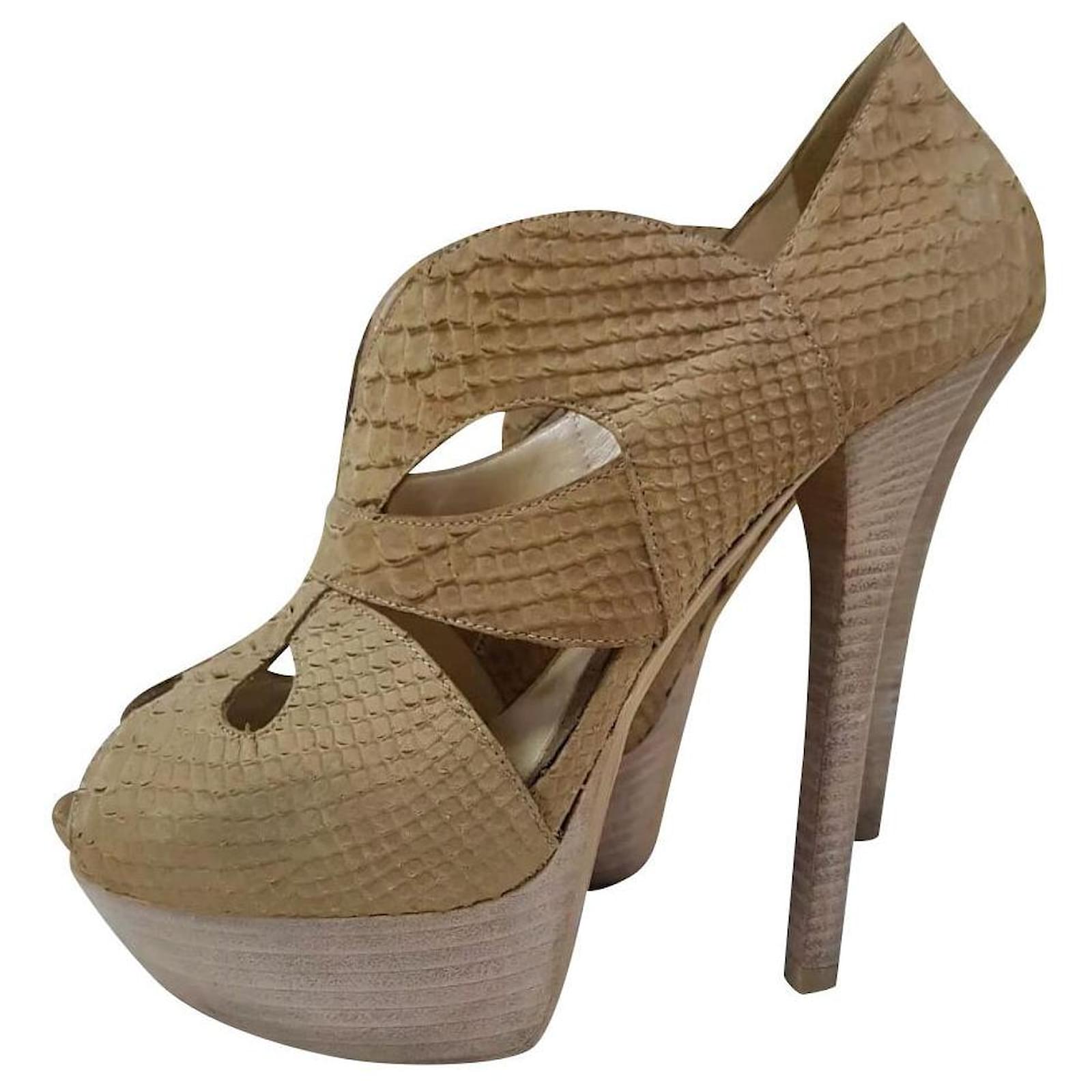 talon beige ouvert