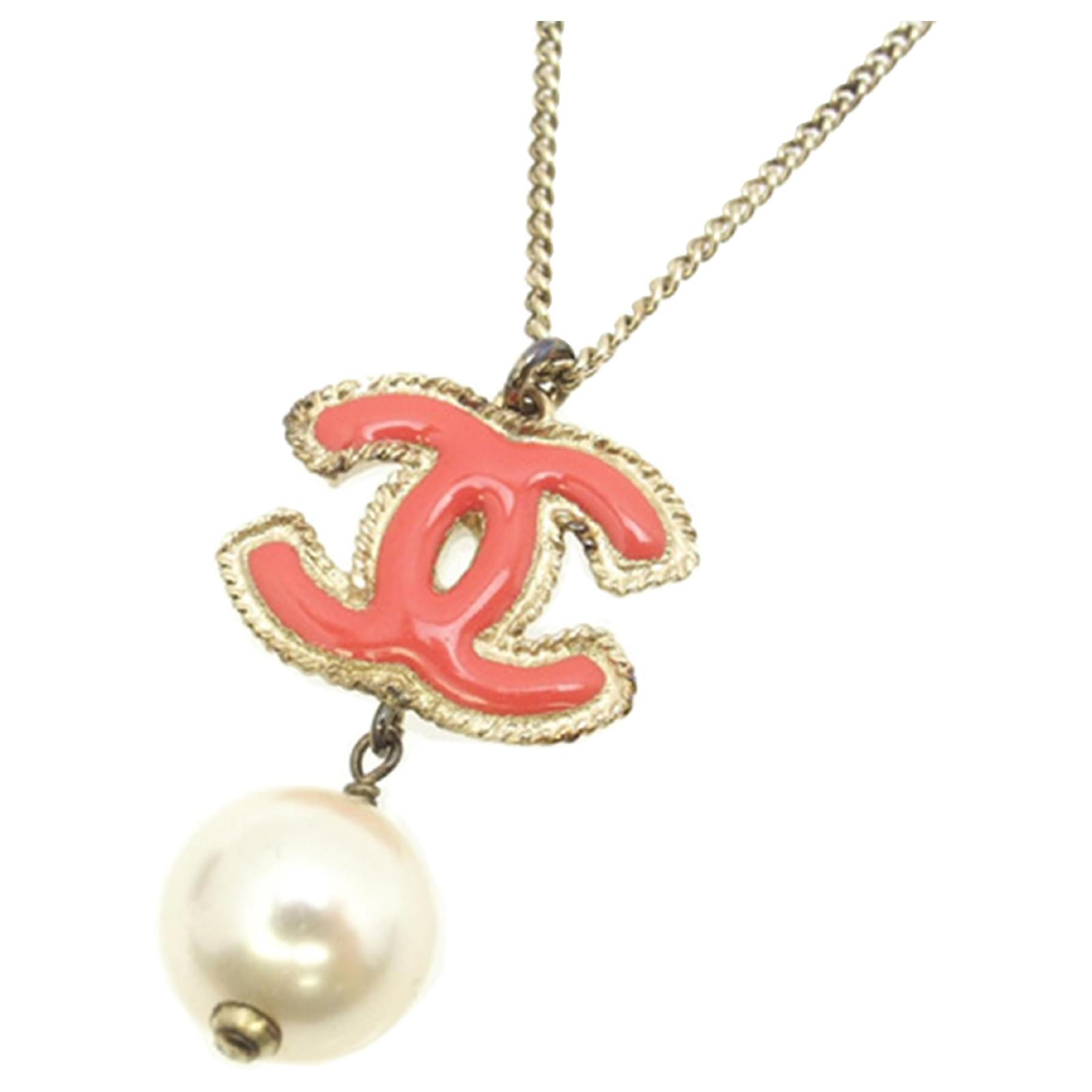 Chanel Pink CC Faux Pearl Necklace White Metal Plastic ref.217795 - Joli  Closet