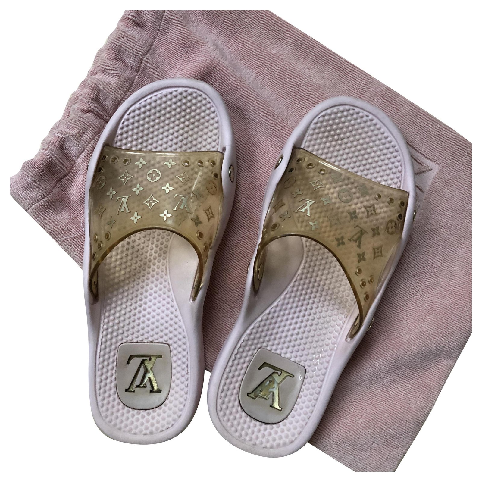 Louis Vuitton Light Pink Beach Sandals Golden Rubber Metal Polyurethane  ref.219616 - Joli Closet