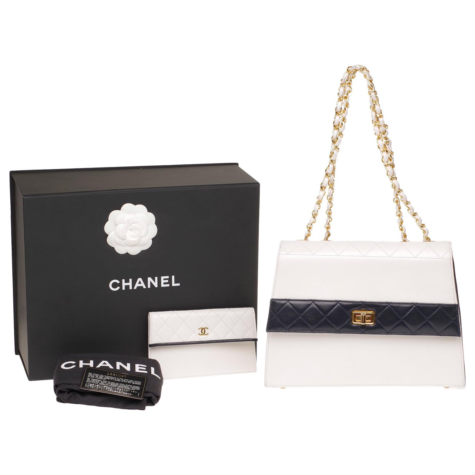 Superb & Rare vintage Chanel Trapezoidal bag in white & navy blue partially  quilted leather with wallet, garniture en métal doré ref.221263 - Joli  Closet