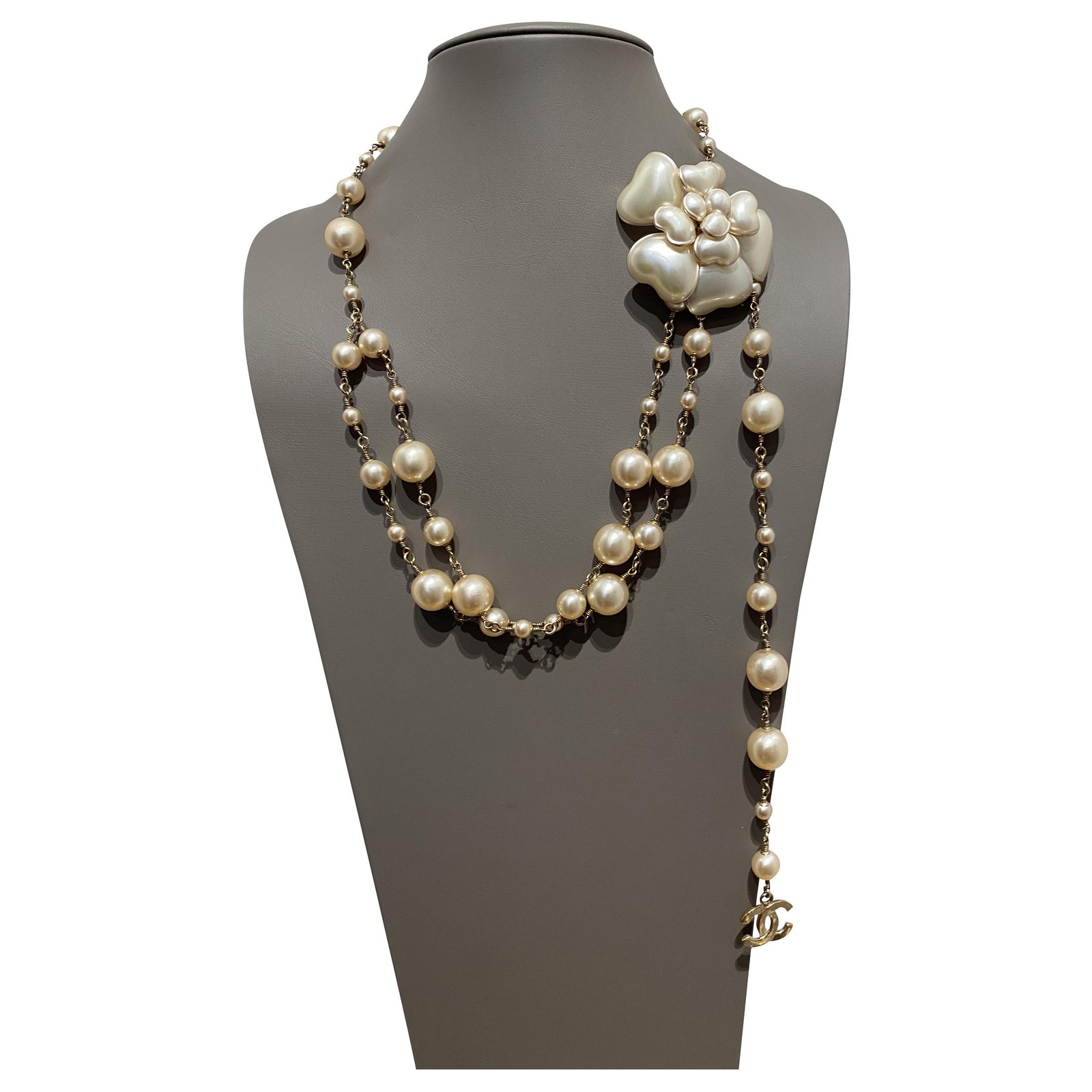 Chanel Long necklaces Beige Golden Pearl ref.226084 - Joli Closet
