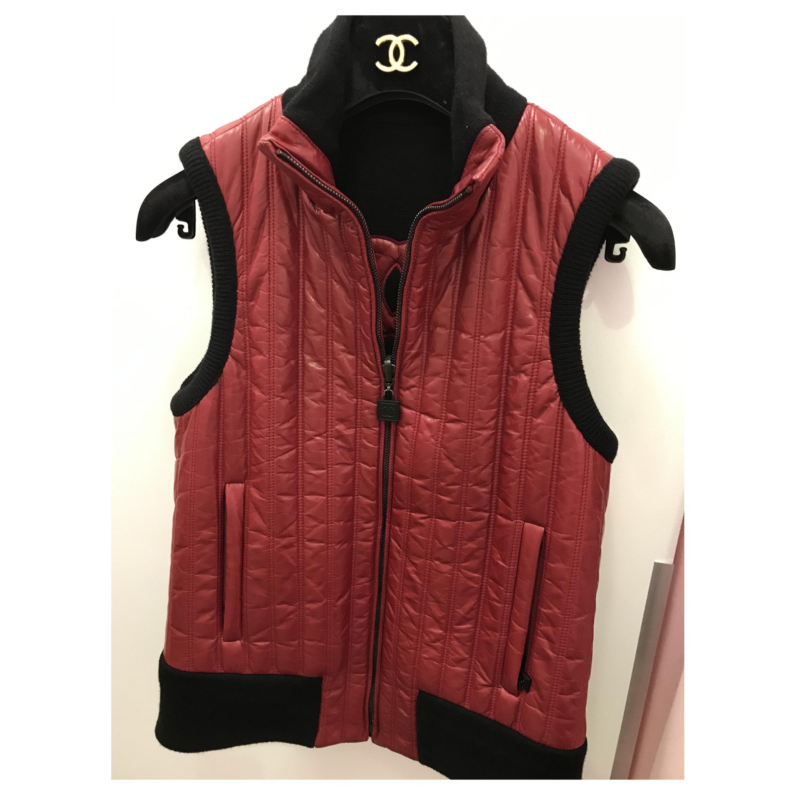 Chanel sleeveless cardigan Red Leather ref.227894 - Joli Closet