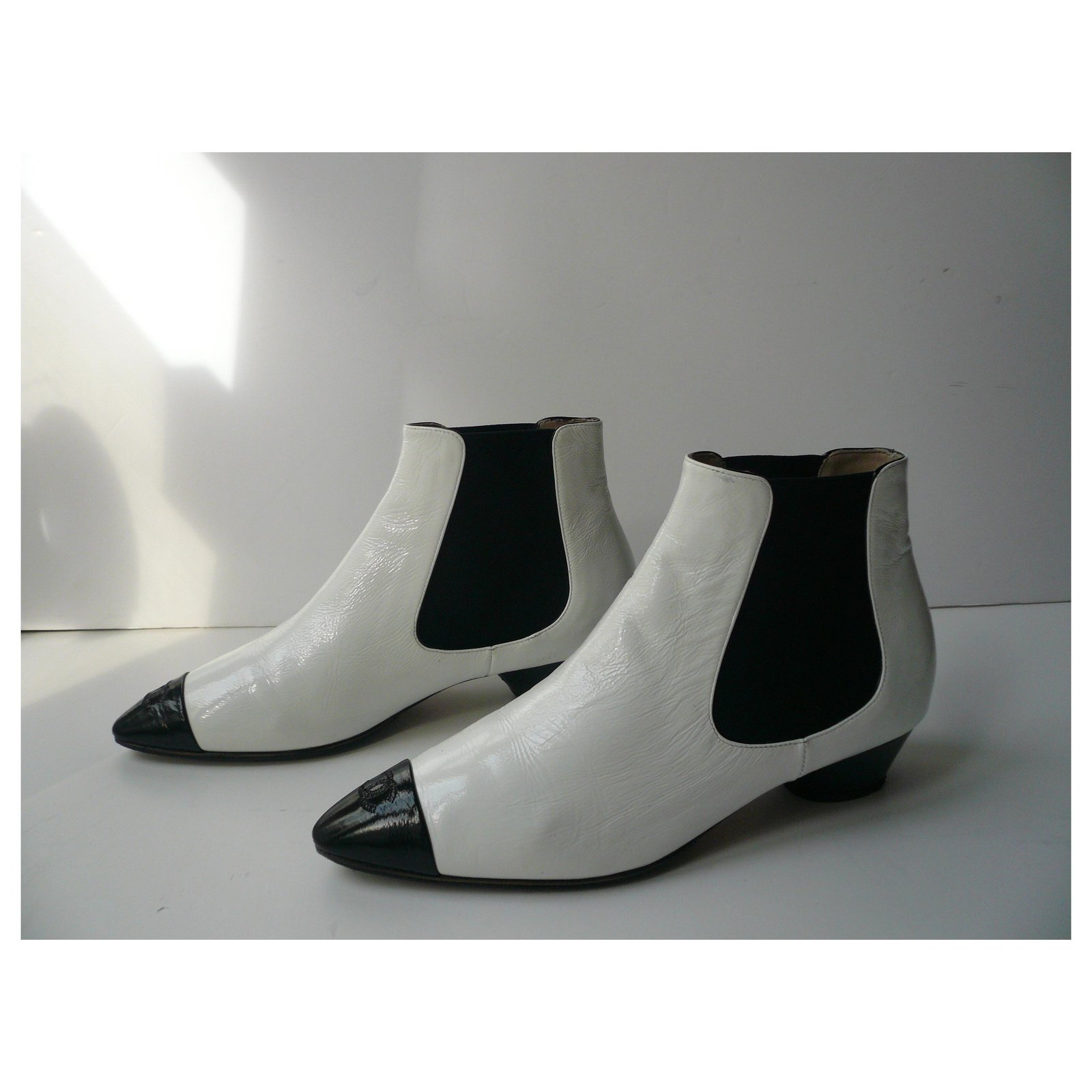 CHANEL Two-tone white and black patent leather ankle boots40 IT ref.228543  - Joli Closet