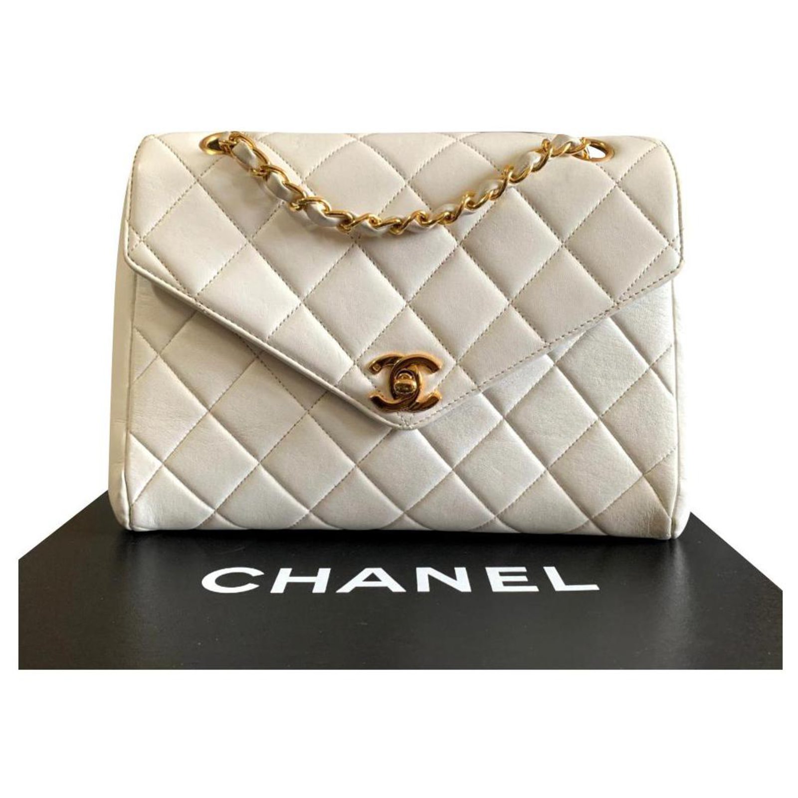 Leather handbag Chanel White in Leather - 31423443