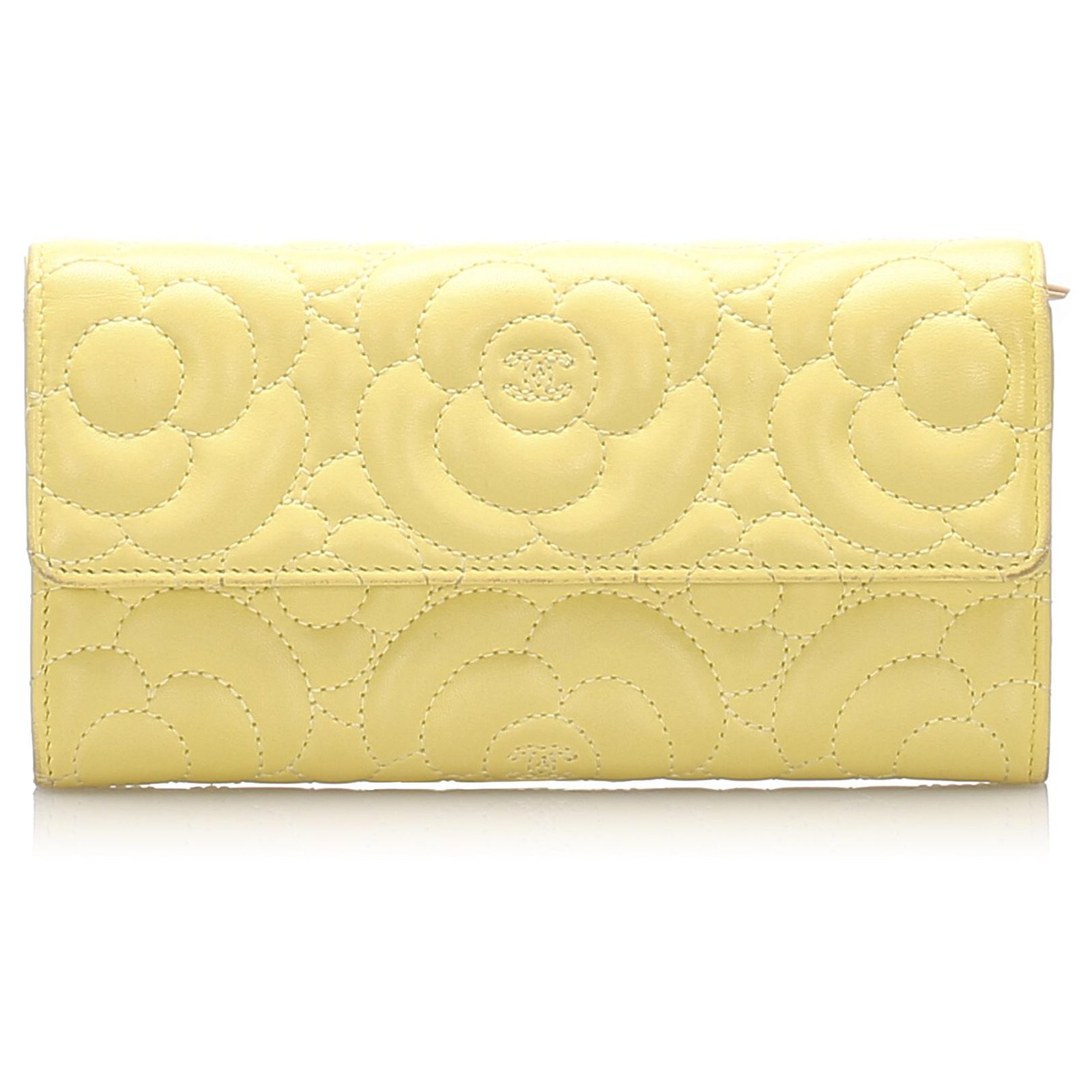 Cartera con solapa de piel de cordero camelia amarilla de Chanel Amarillo  Cuero  - Joli Closet