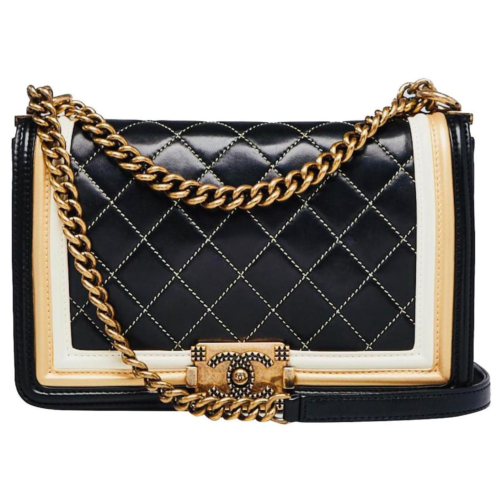 CHANEL Limited Edition Le Boy Pelle di agnello trapuntata trapuntata a  diamante Borsa a tracolla media con patta Nero Agnello Pelle ref.237571 -  Joli Closet