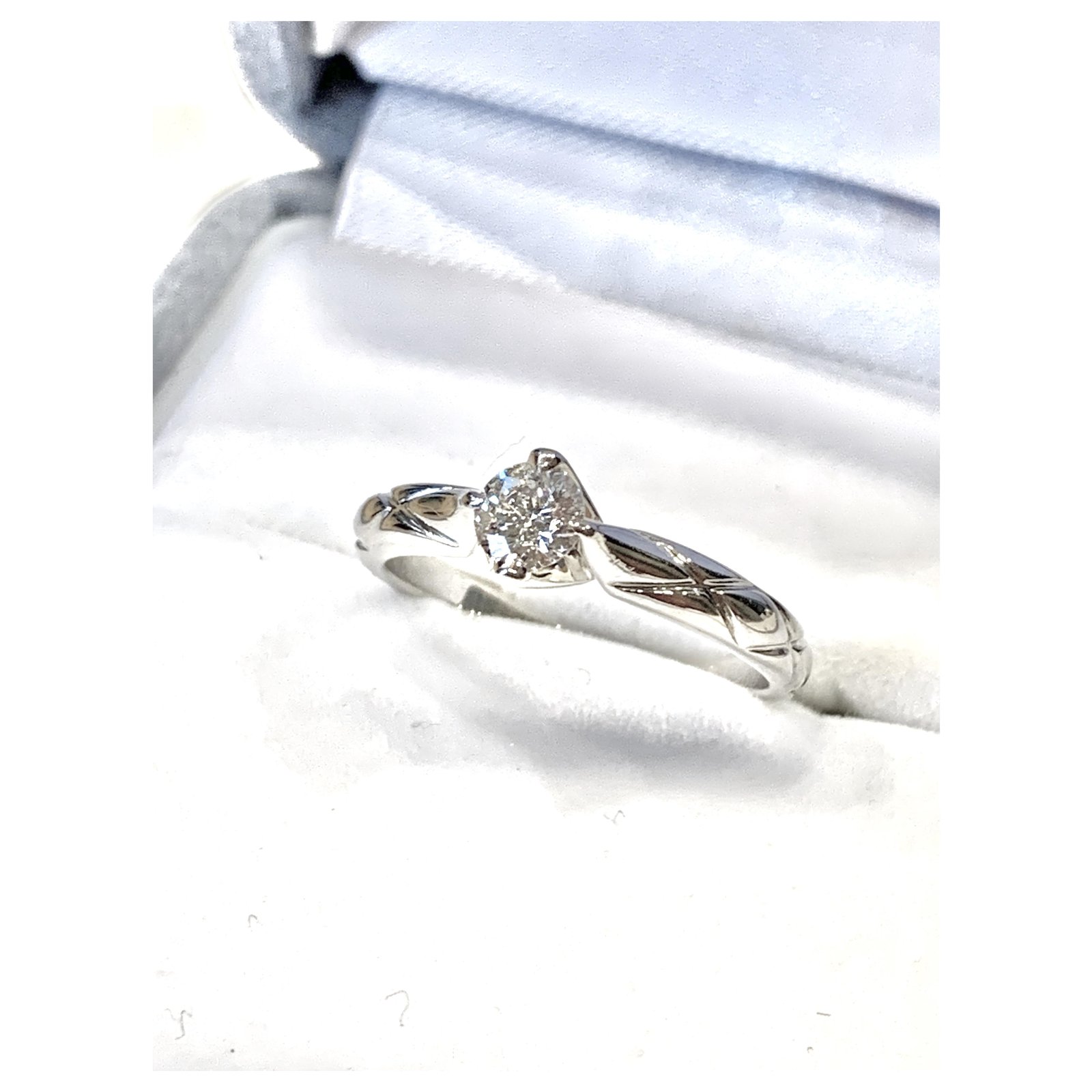 Chanel diamond ring matelassé line Silvery Platinum ref.240052 - Joli Closet