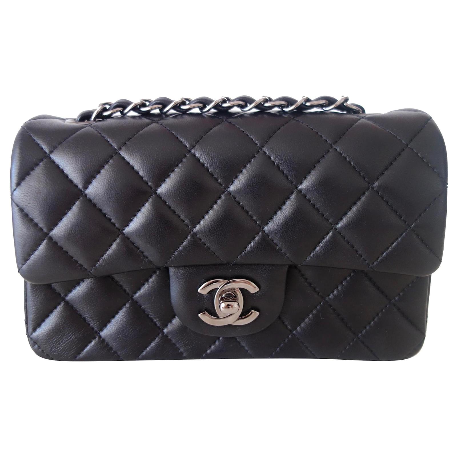Timeless Chanel Classic black bag Pm Leather ref.244772 - Joli Closet