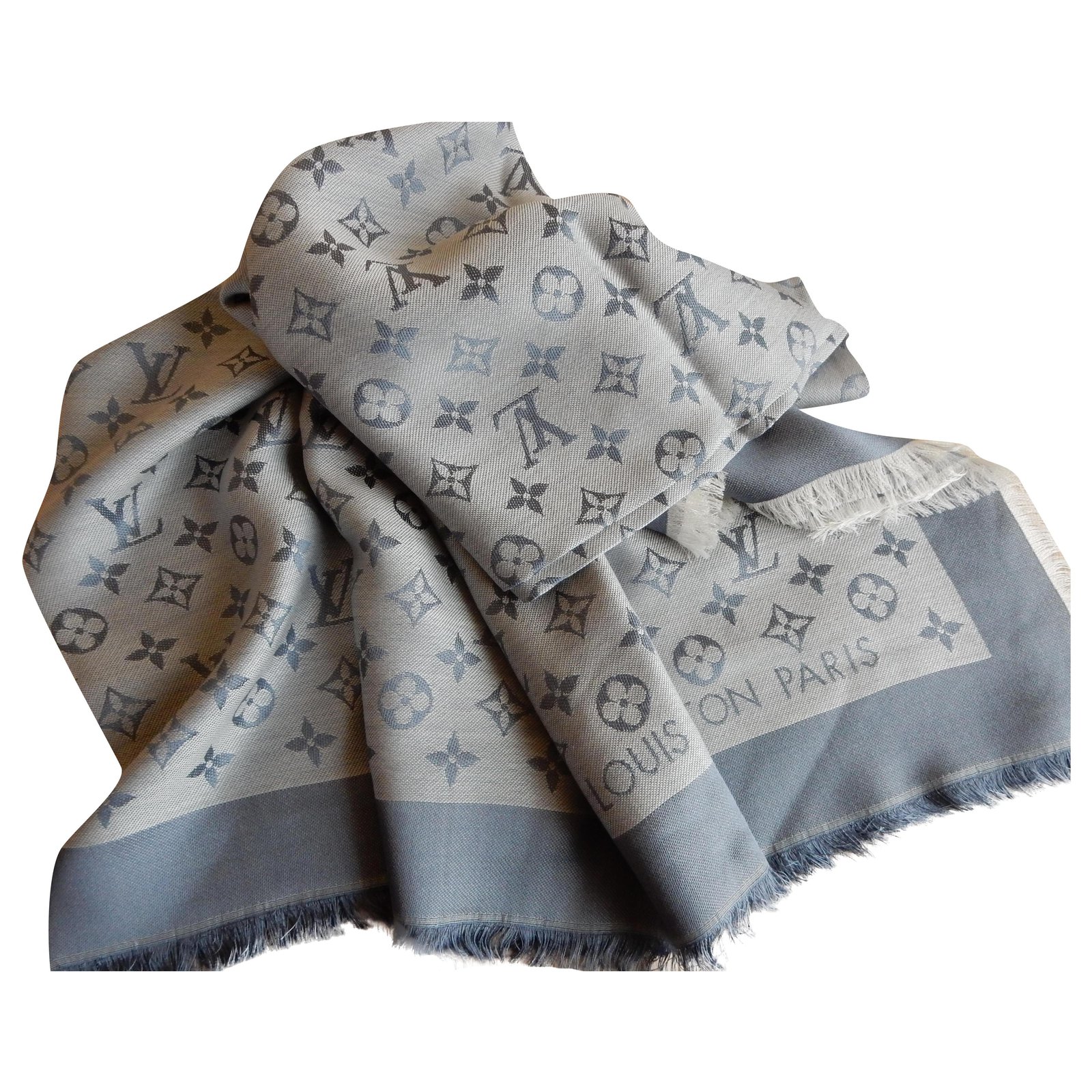 LOUIS VUITTON Patterned silk scarf in shades of blue, re…
