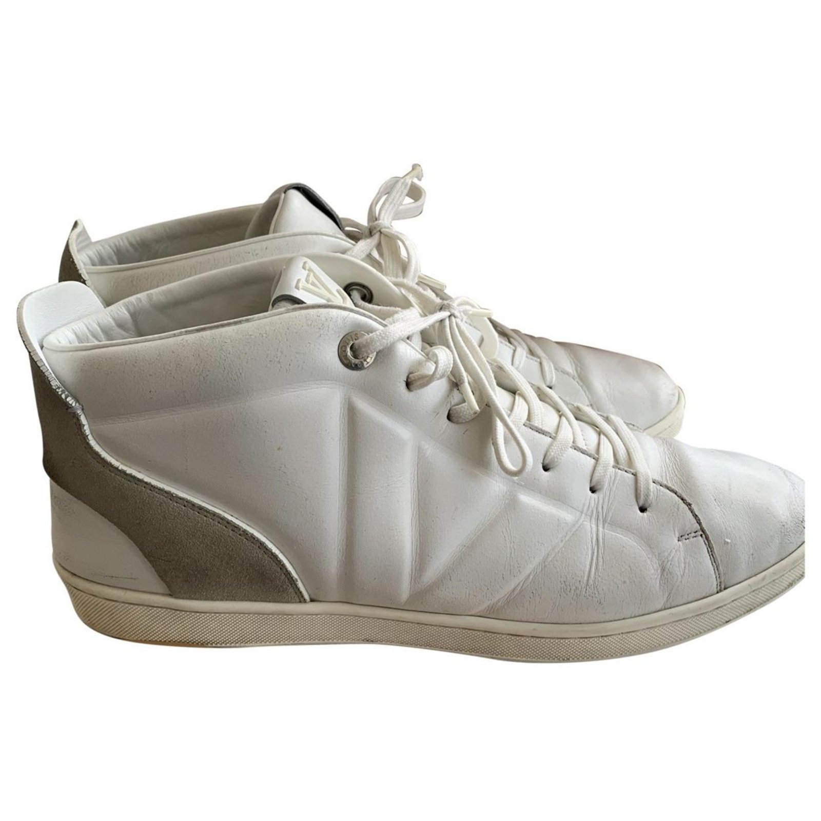 LOUIS VUITTON Paire de baskets / sneakers en cuir blanc …