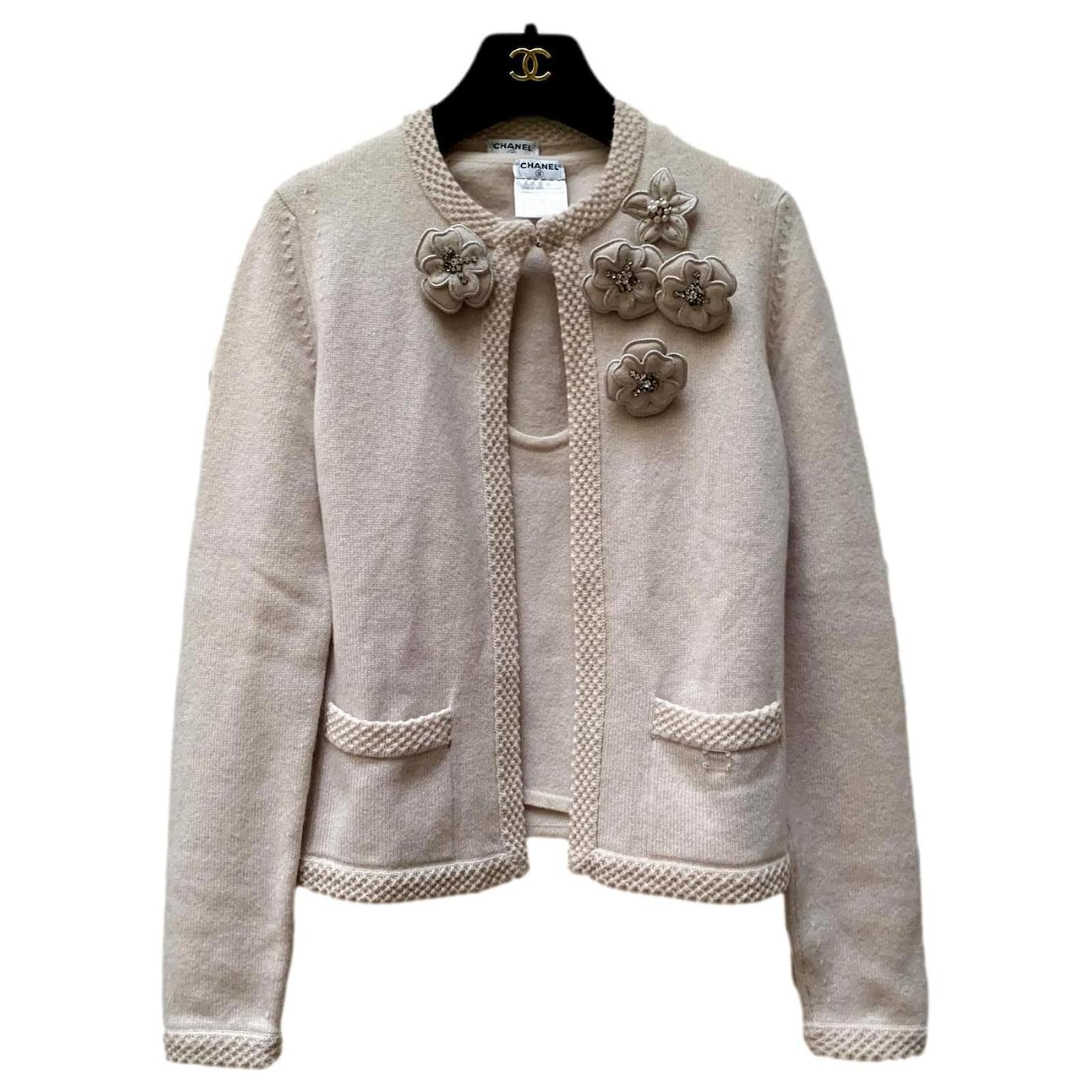 Chanel Twin-set cachemire avec broches fleurs et strass Rose ref