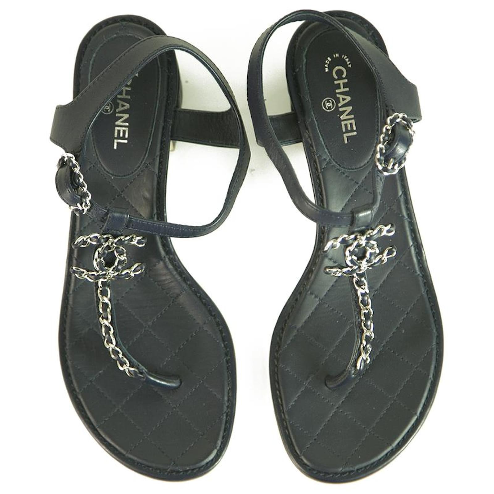 Chanel couro azul escuro couro cordeiro prata corrente CC logotipo tanga  sandálias tamanho 37C ref.265213 - Joli Closet
