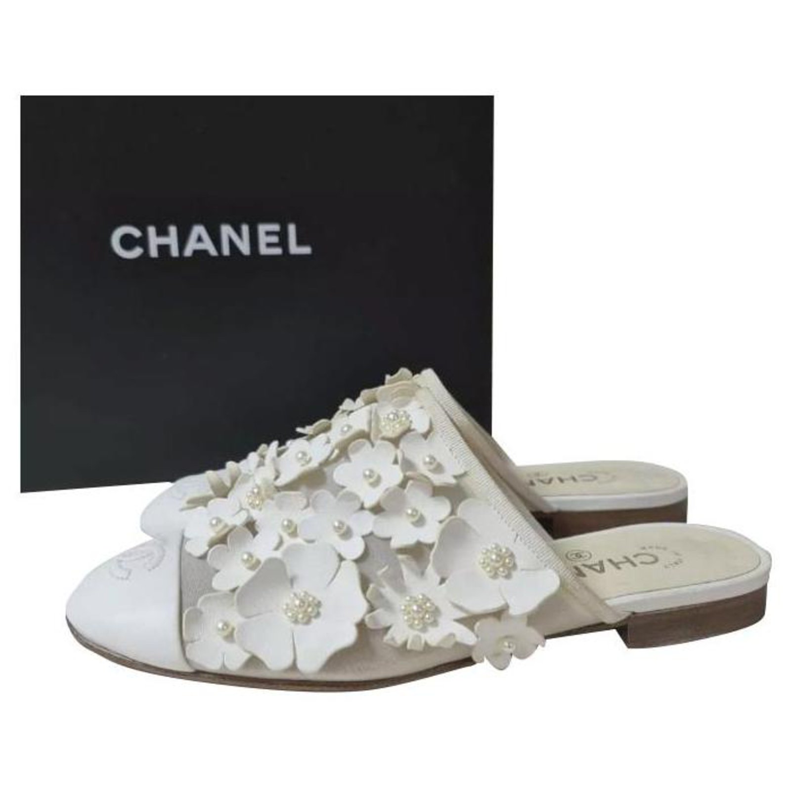 CHANEL Camellia Flat Sandals Slippers Flip Flops Sz.38,5 White Leather ref. 269828 - Joli Closet