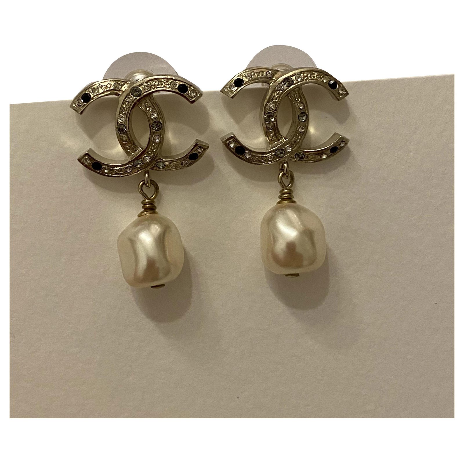 Chanel Earrings with pearl Golden Metal ref.272355 - Joli Closet