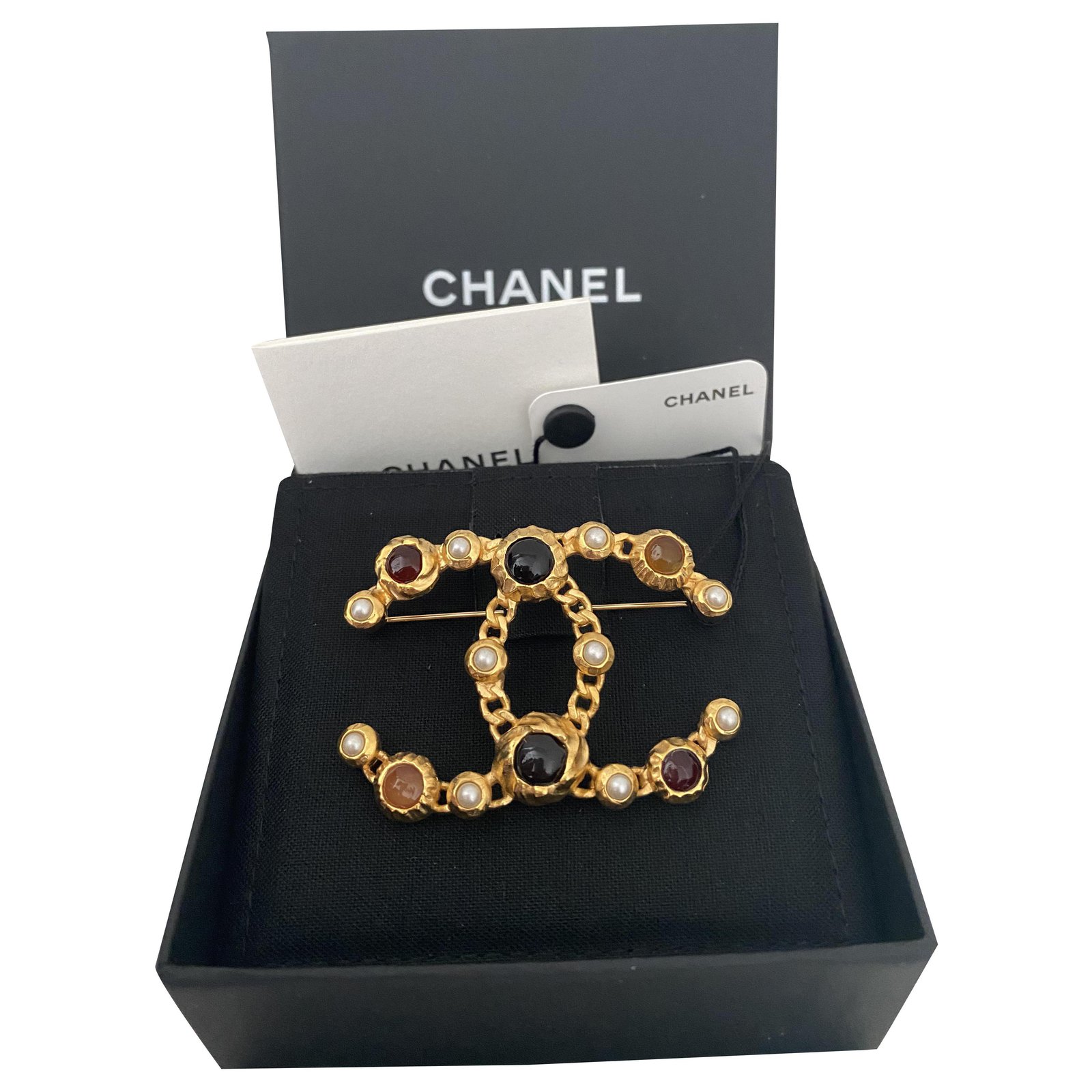Chanel Gold metal brooch with multicolored pearls / stones. new never worn  Multiple colors Golden Steel Resin ref.273192 - Joli Closet