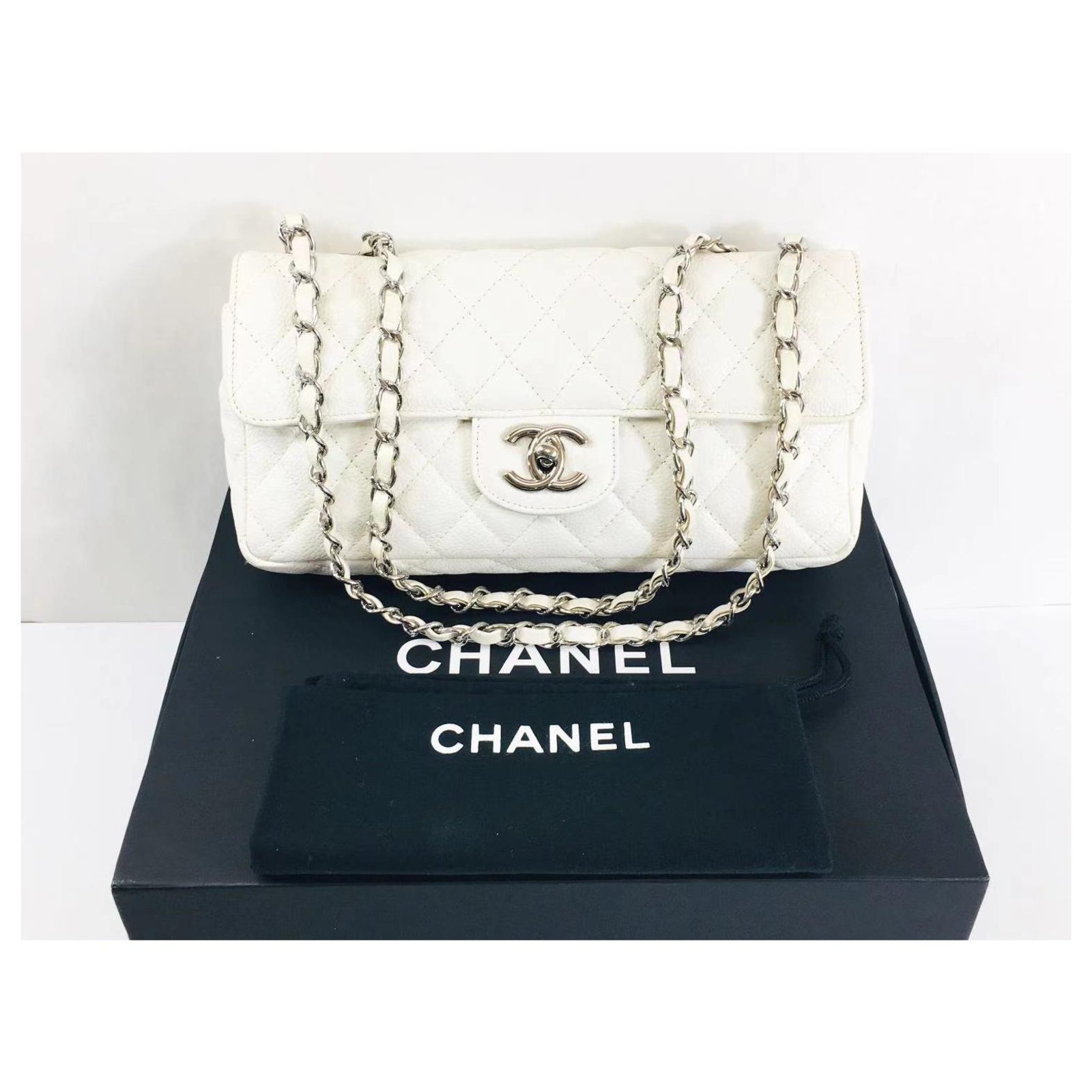 Chanel East West Flap White Leather ref.273228 - Joli Closet
