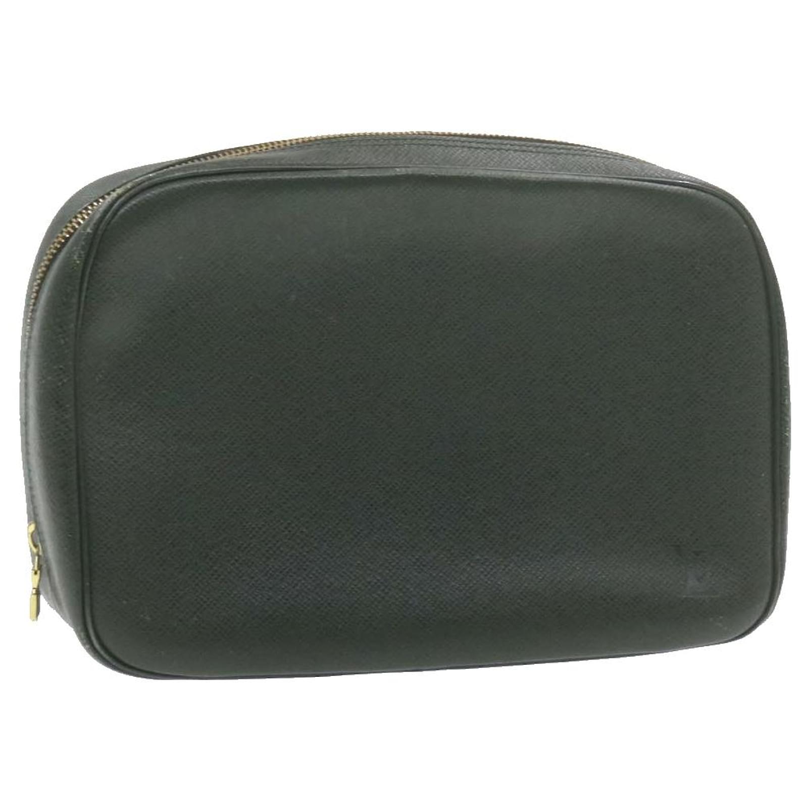 LOUIS VUITTON Taiga Trousse Toilette PM Clutch Bag Episea M30224 LV Auth  yk1105 Green Leather ref.287867 - Joli Closet