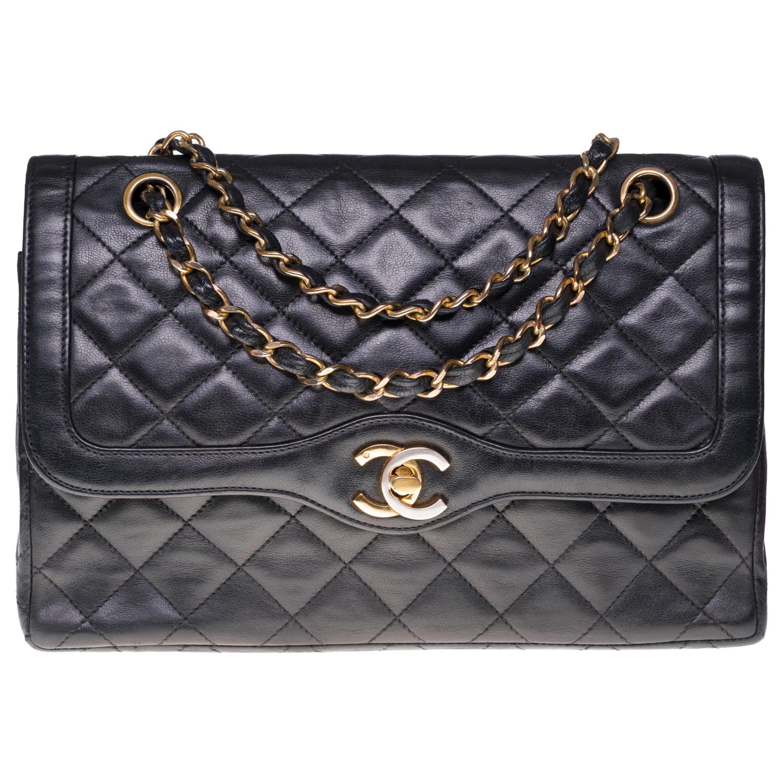 Timeless Chanel Classic bag in black quilted lambskin, garniture