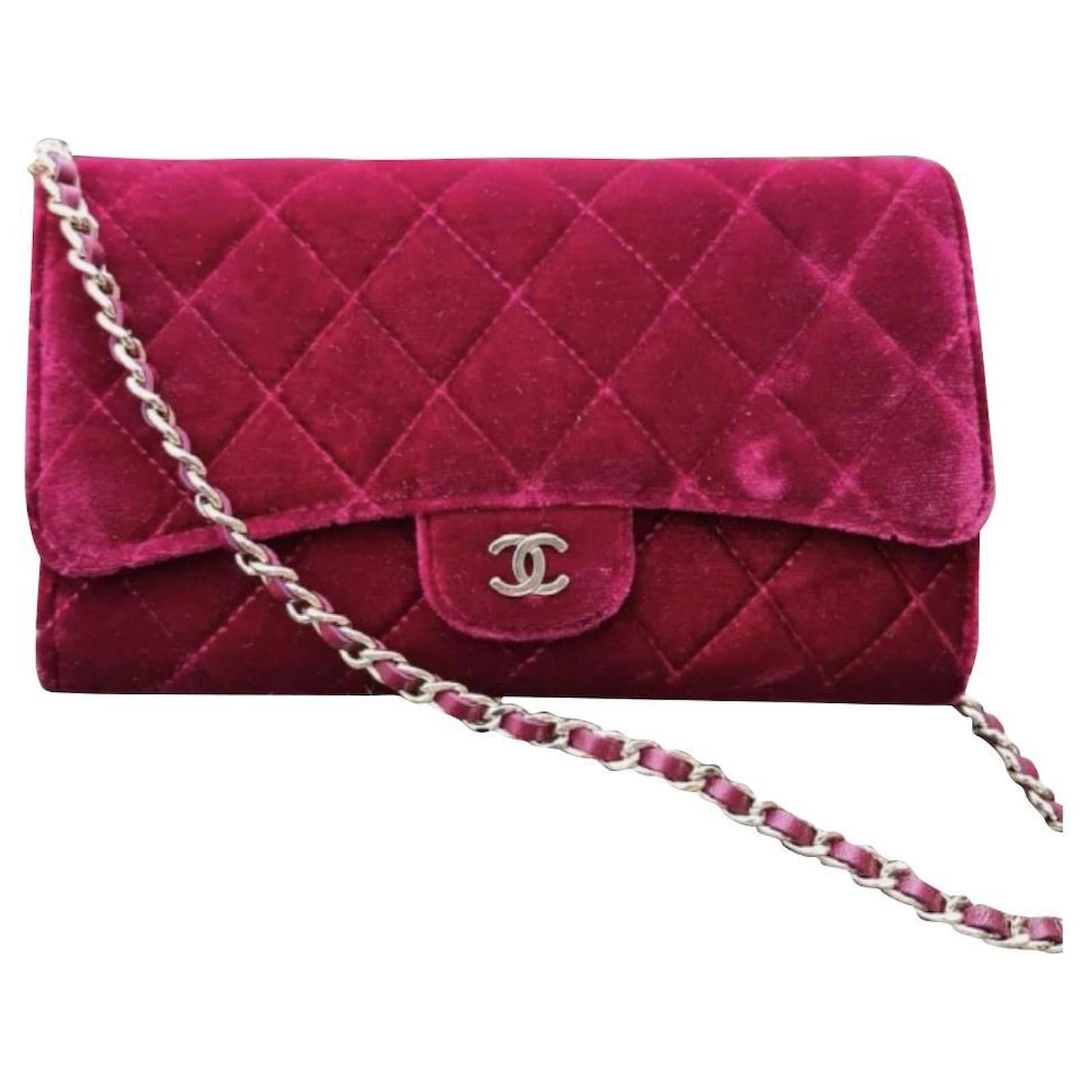 Mini bolso clásico con solapa de terciopelo acolchado burdeos de Chanel  Cuero ref.292263 - Joli Closet