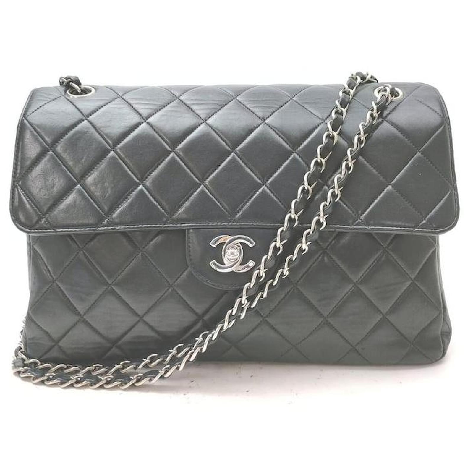 Chanel Bolso clásico con cadena con solapa Jumbo de piel de cordero  acolchada con caras raras ref.294775 - Joli Closet