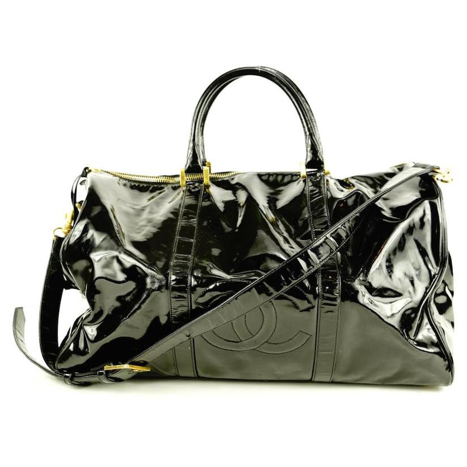 Chanel Bolsa de deporte grande de charol negra con logo CC y correa Cuero  ref.297937 - Joli Closet