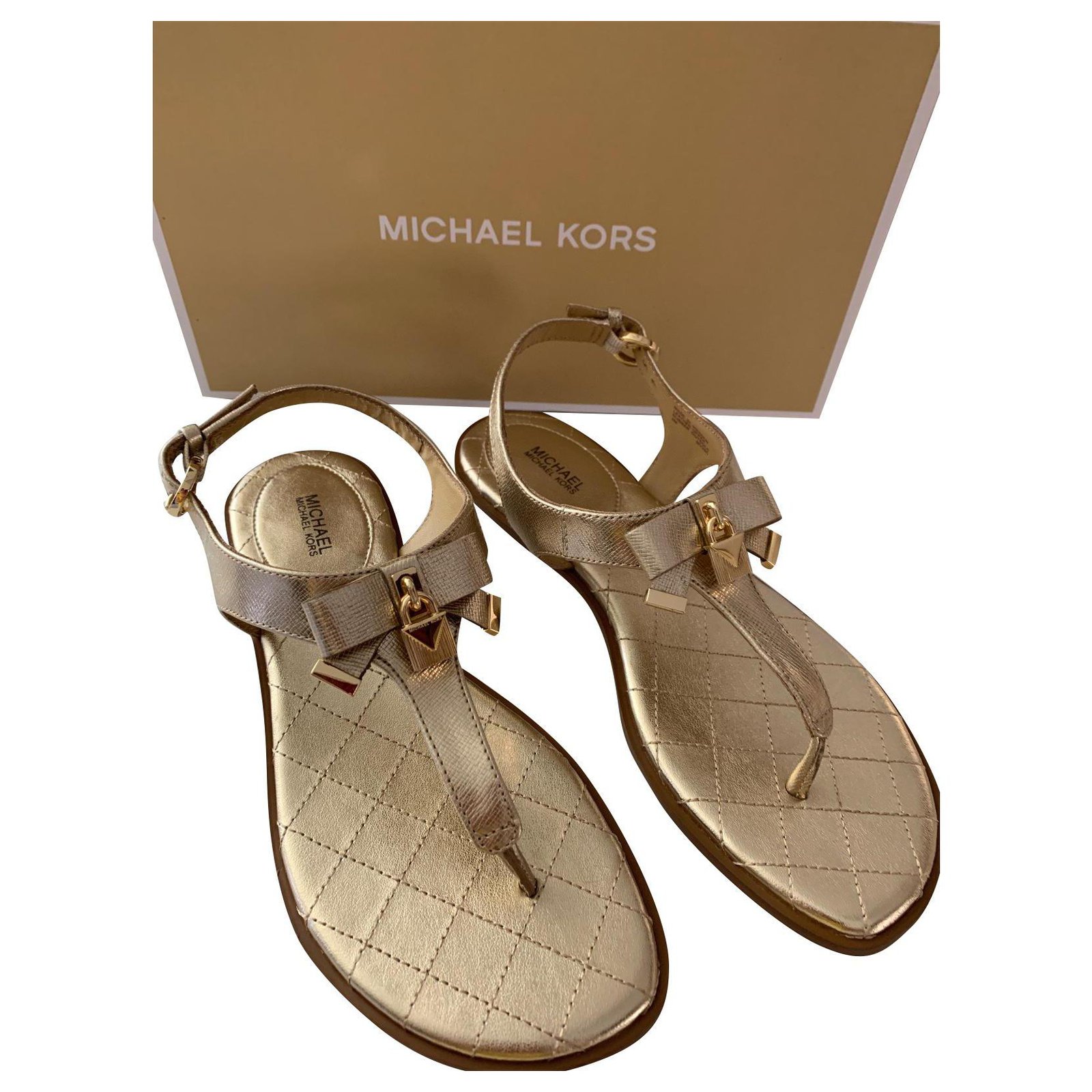 Omringd Oude man winter Michael Kors sandals Golden Leather ref.305259 - Joli Closet