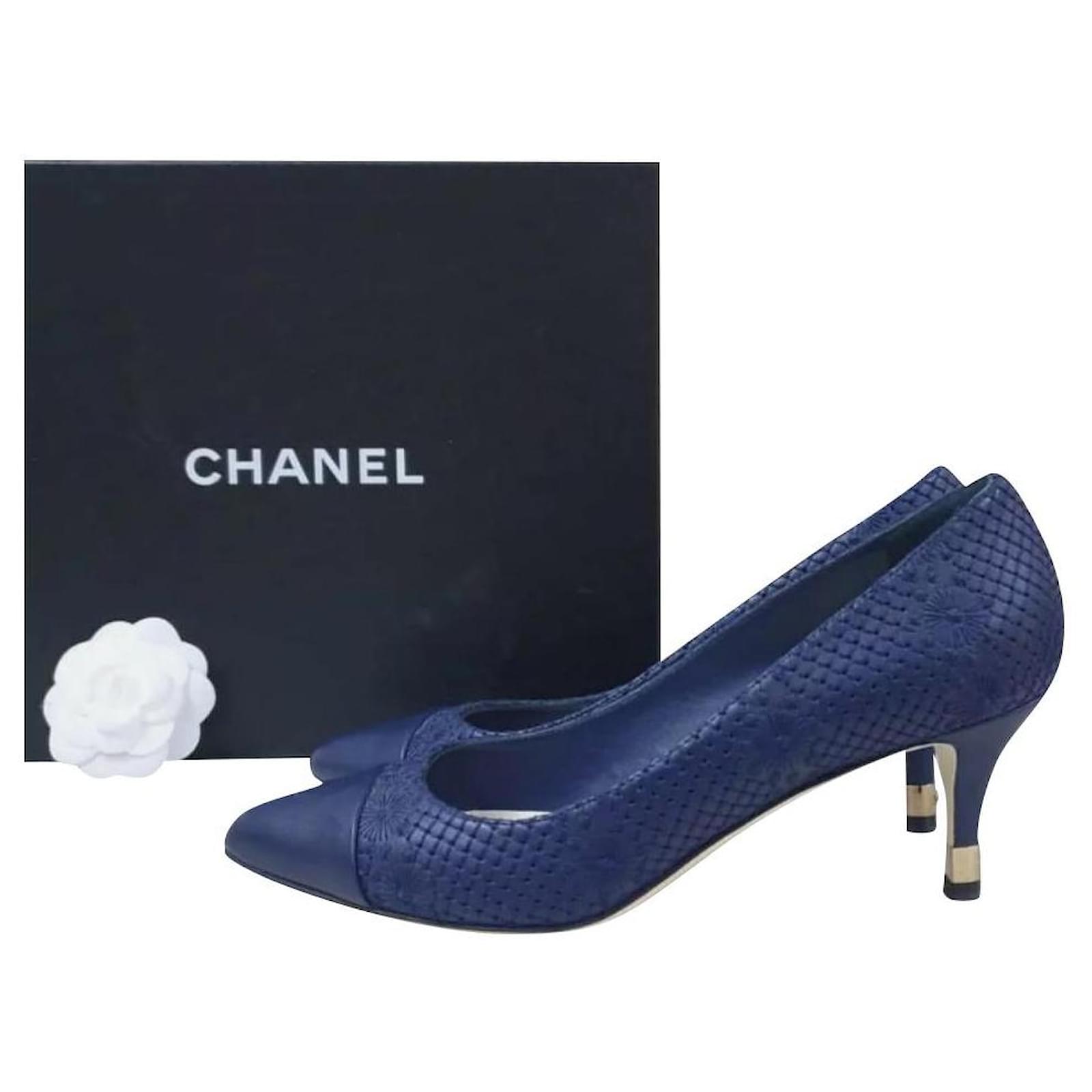 Sapatos de salto alto Chanel Navy Python Couro 39,5 Azul marinho Couros  exóticos ref.306590 - Joli Closet
