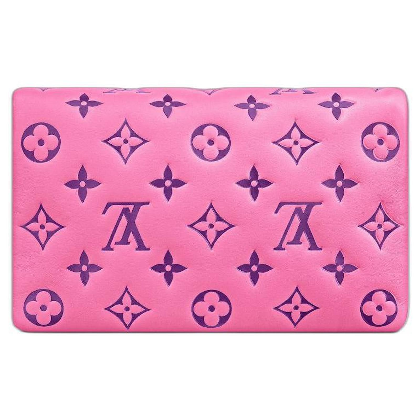 lv coussin pochette