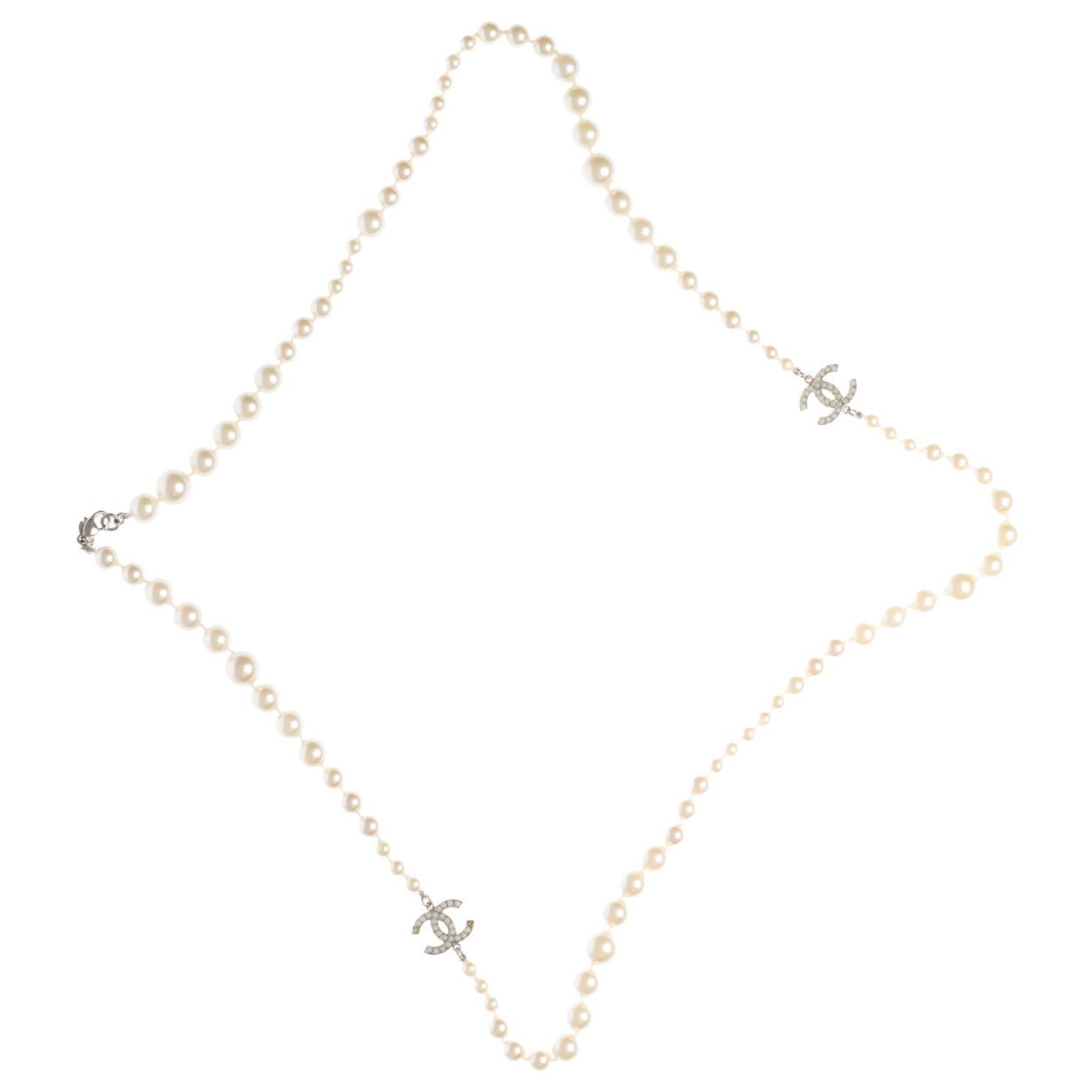 Klassische Chanel lange Halskette / Perlenkette mit CC und silbernem  Metallbesatz