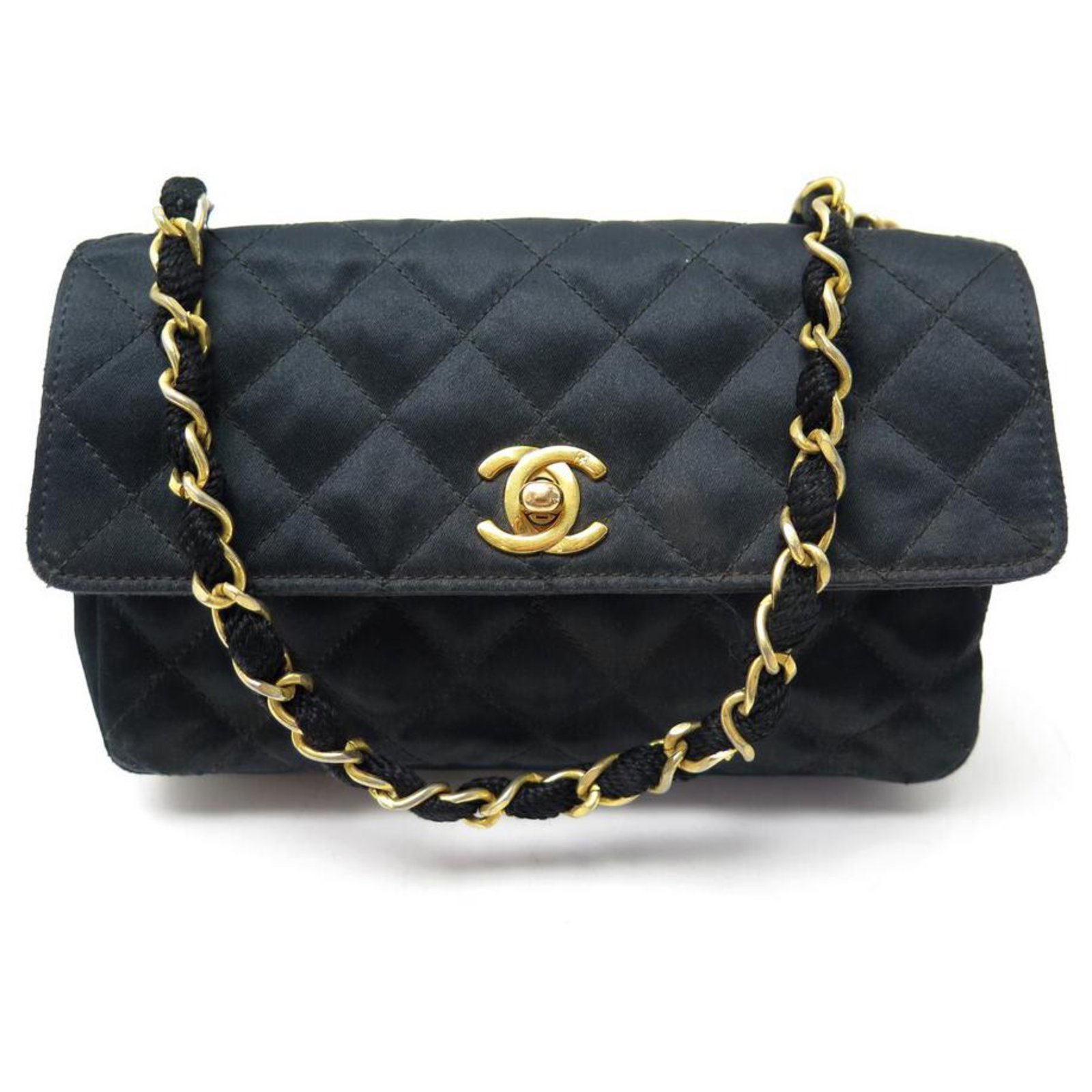 Así se llevan los bolsos vintage de Chanel por Anine Bing  Vogue España