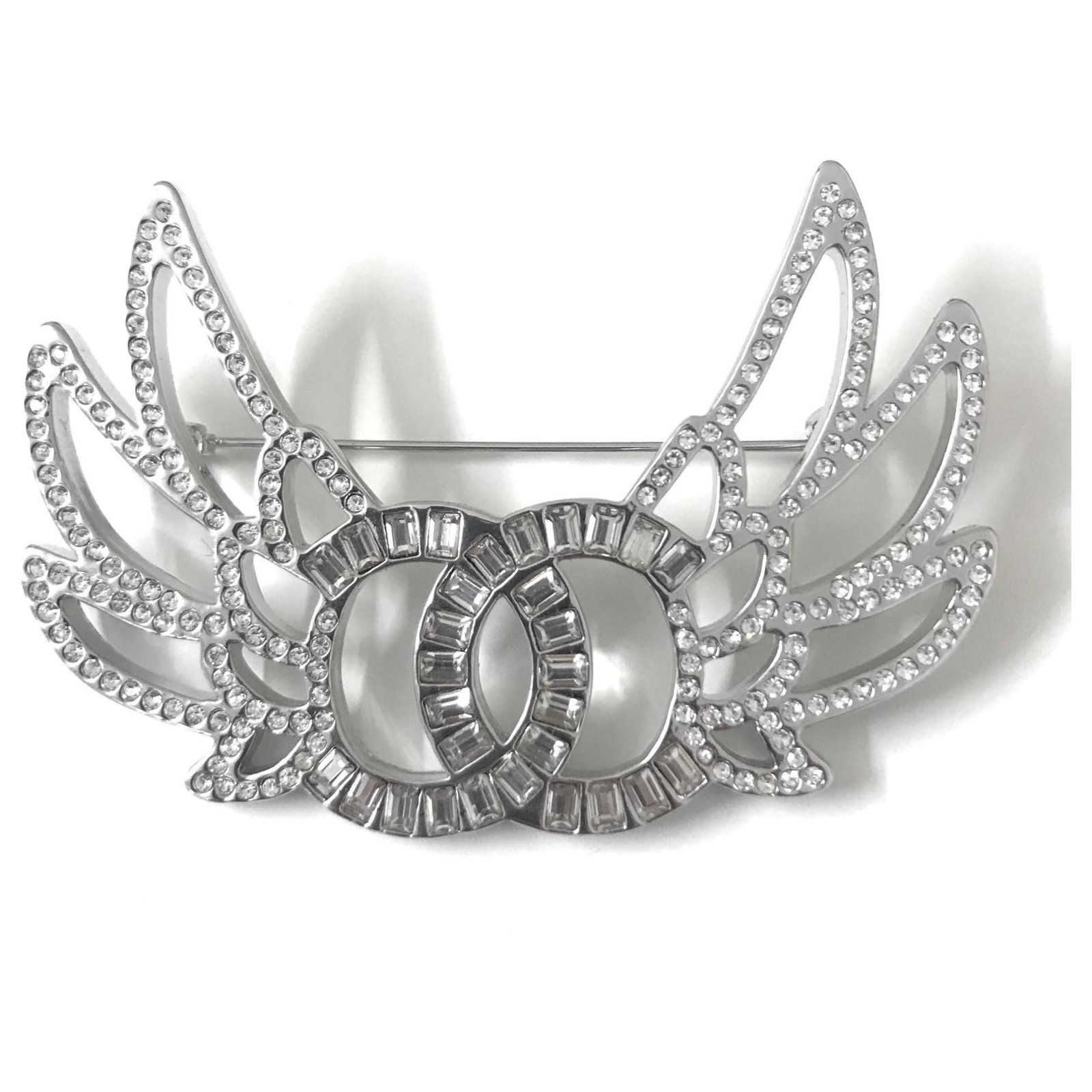Chanel Winged CC Crystal Brooch Silvery Metal ref.330303 - Joli Closet