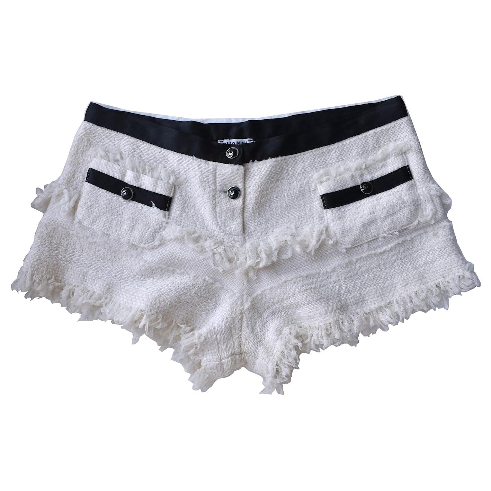 Chanel Rari pantaloncini in tweed con bottoni con logo CC Nero Bianco Crema  Seta Cotone Poliammide ref.331875 - Joli Closet