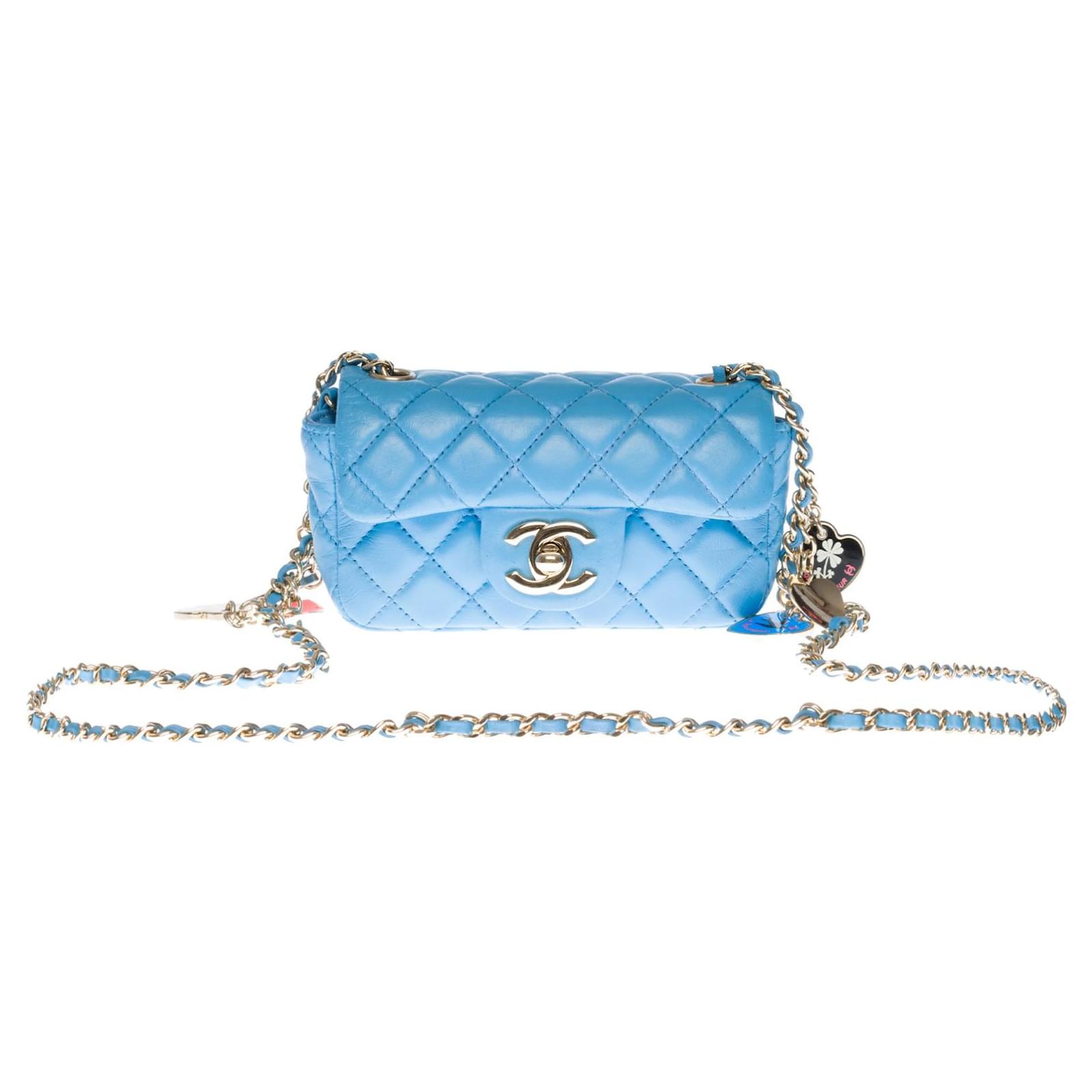 Timeless Prächtige und begehrte Chanel Valentine Mini Charms Flap Tasche  aus türkisblauem gestepptem Leder, Schulterriemen aus silberfarbenem Metall  ref.332795 - Joli Closet