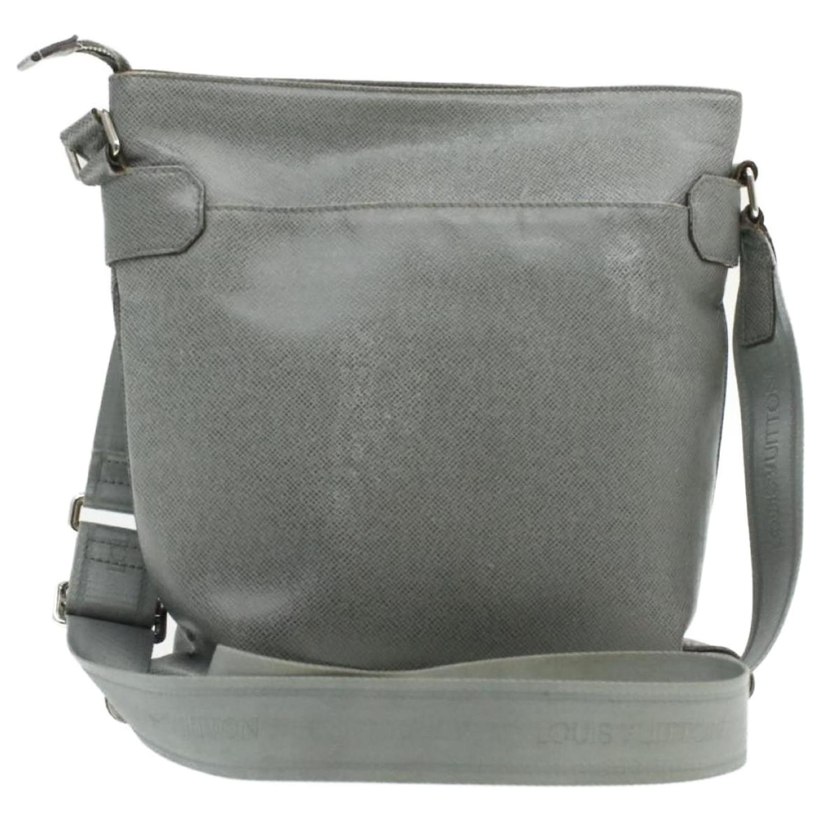 LOUIS VUITTON Taiga Sasha Shoulder Bag Gray Glacier M32630 LV Auth pt2193  Grey Leather ref.601800 - Joli Closet