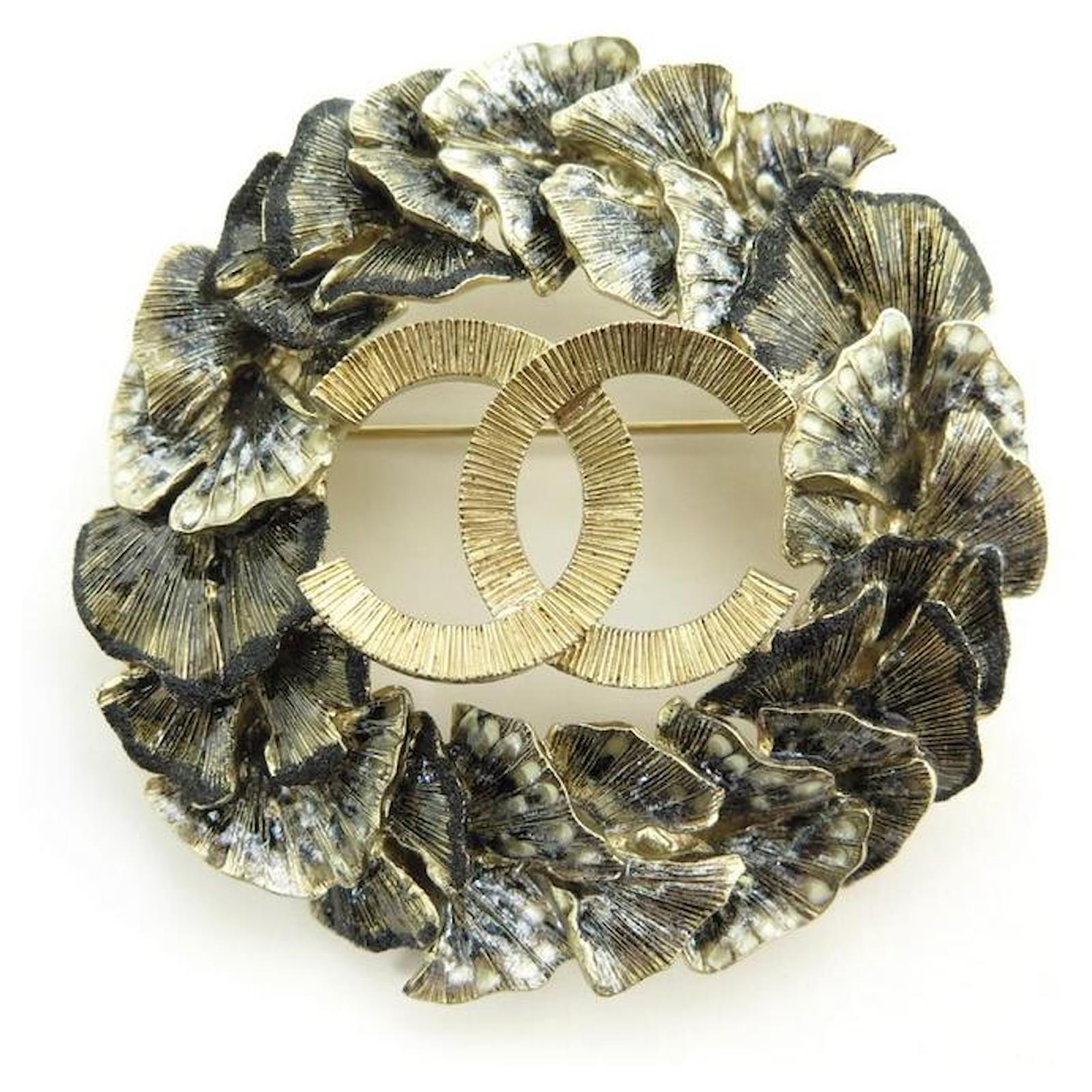 Other jewelry NEW CHANEL BROOCH CC LOGO FOLAGES IN GOLD METAL NEW GOLDEN  BROOCH ref.340750 - Joli Closet