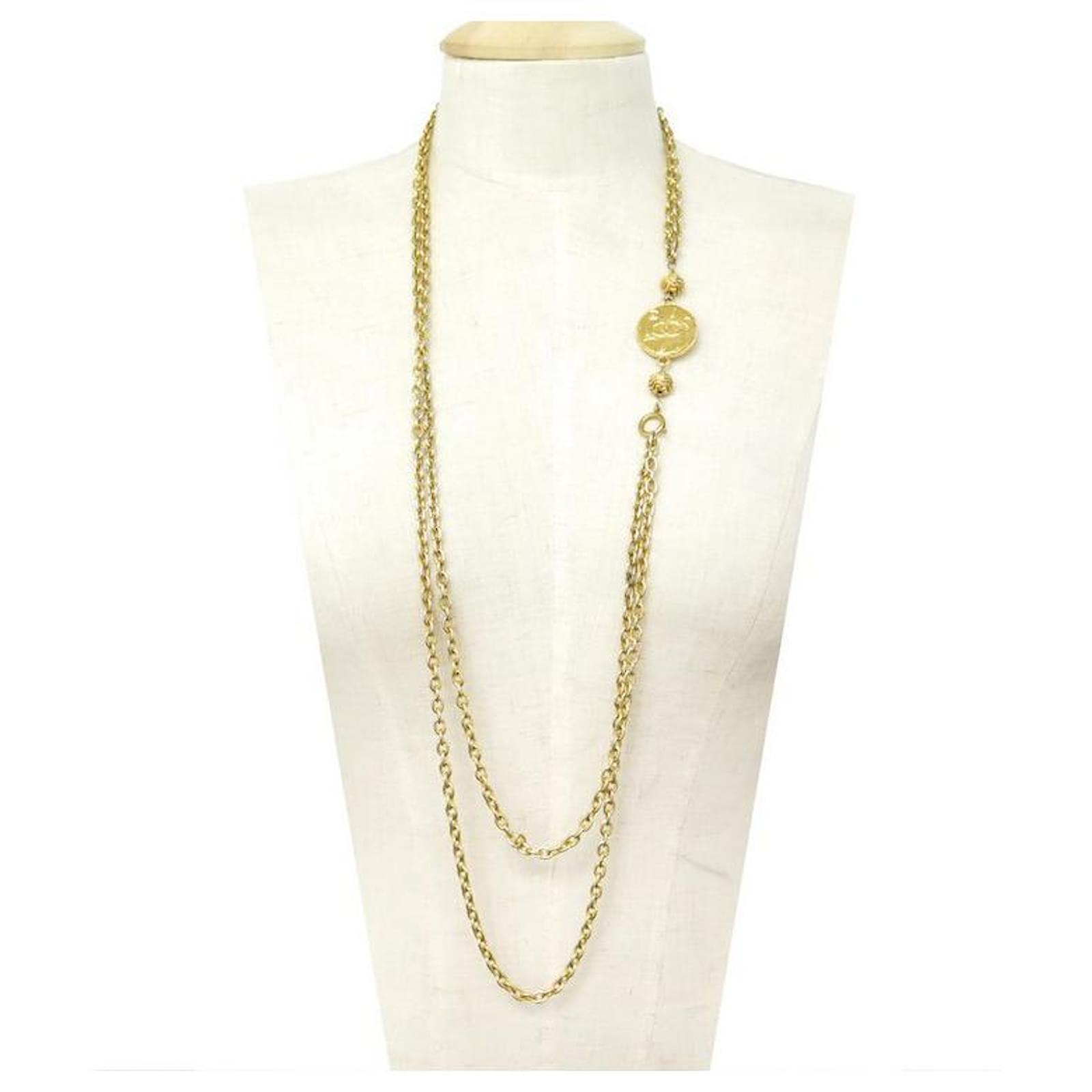 Medaillon VINTAGE CHANEL NECKLACE 1970 NECKLACE CC MEDALLION CHAIN NECKLACE  IN GOLD METAL Golden ref.340844 - Joli Closet