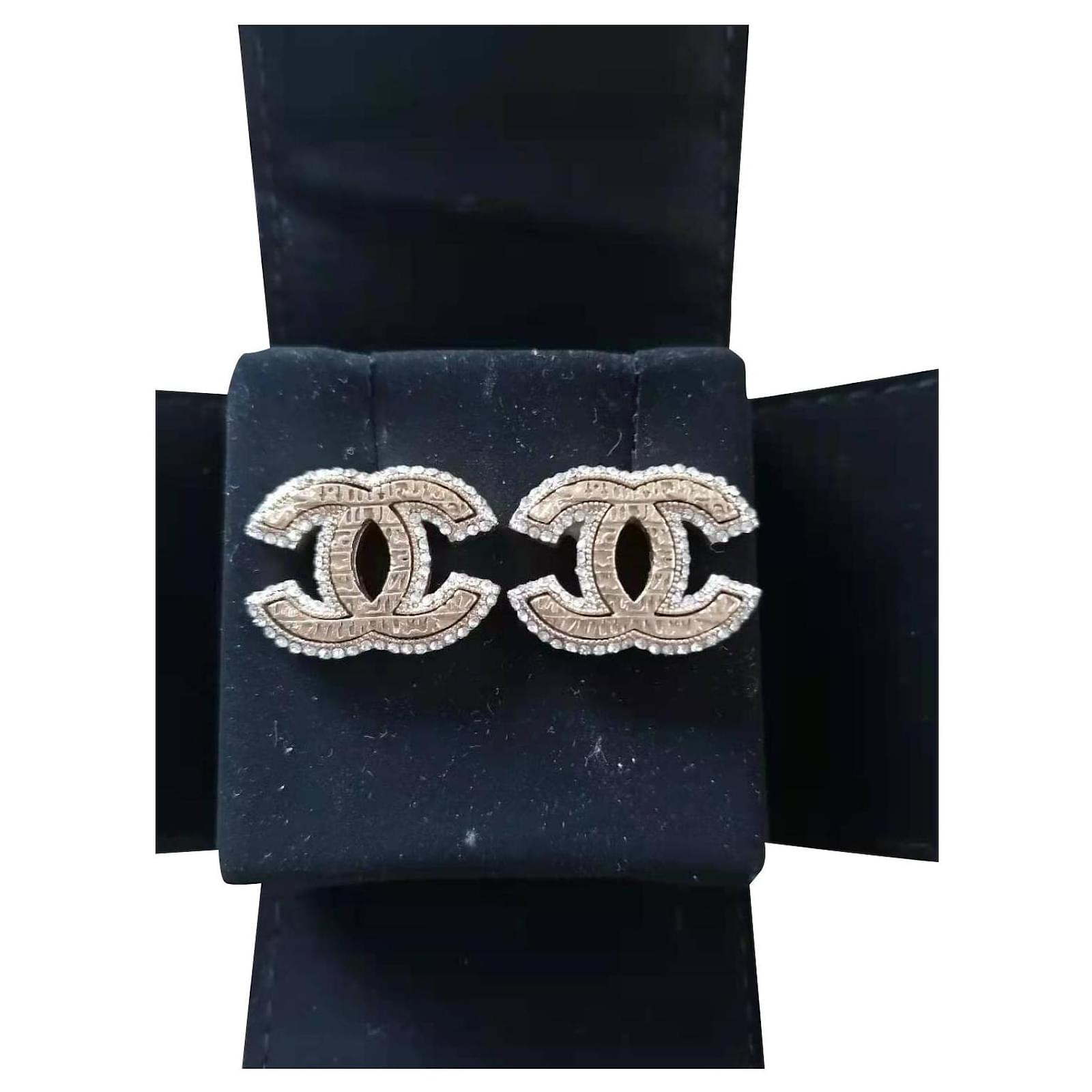 CHANEL Pre-Owned CC Engraved clip-on Earrings - Farfetch