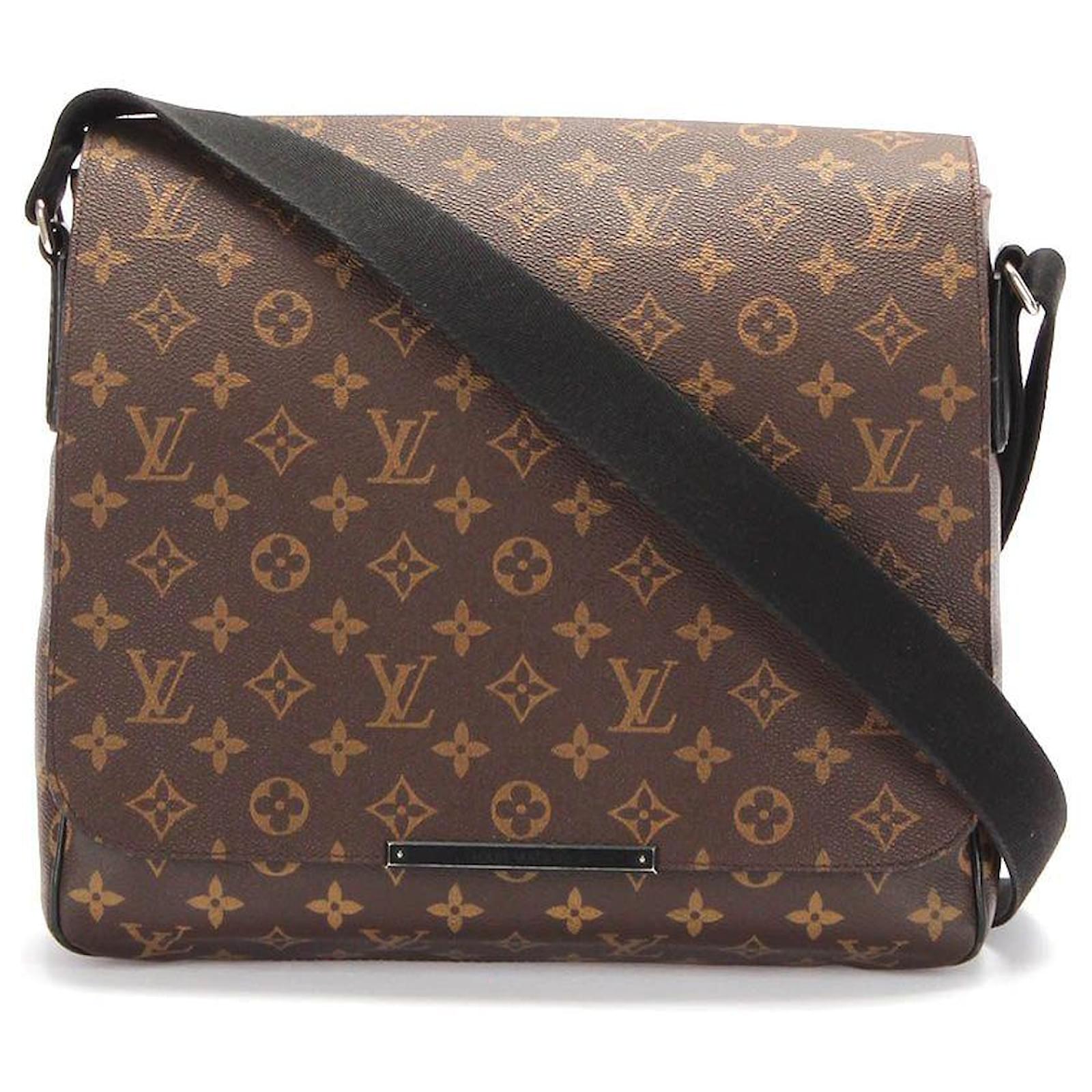 Louis Vuitton Vuitton District Mm M40934 in Braun Leinwand ref.348298 Joli Closet