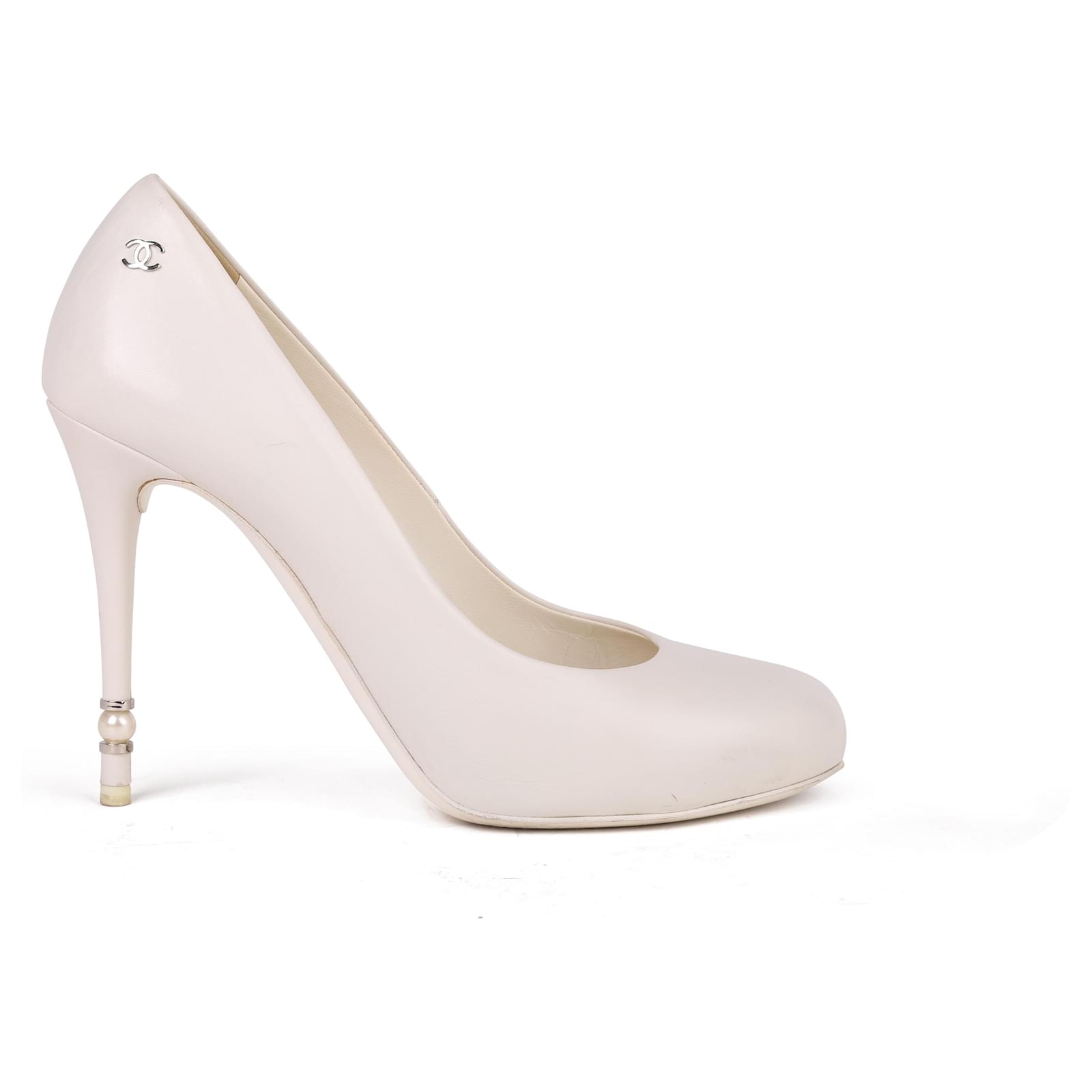 Décolleté con tacco impreziositi da perle CC in pelle bianca Chanel Bianco  ref.351805 - Joli Closet