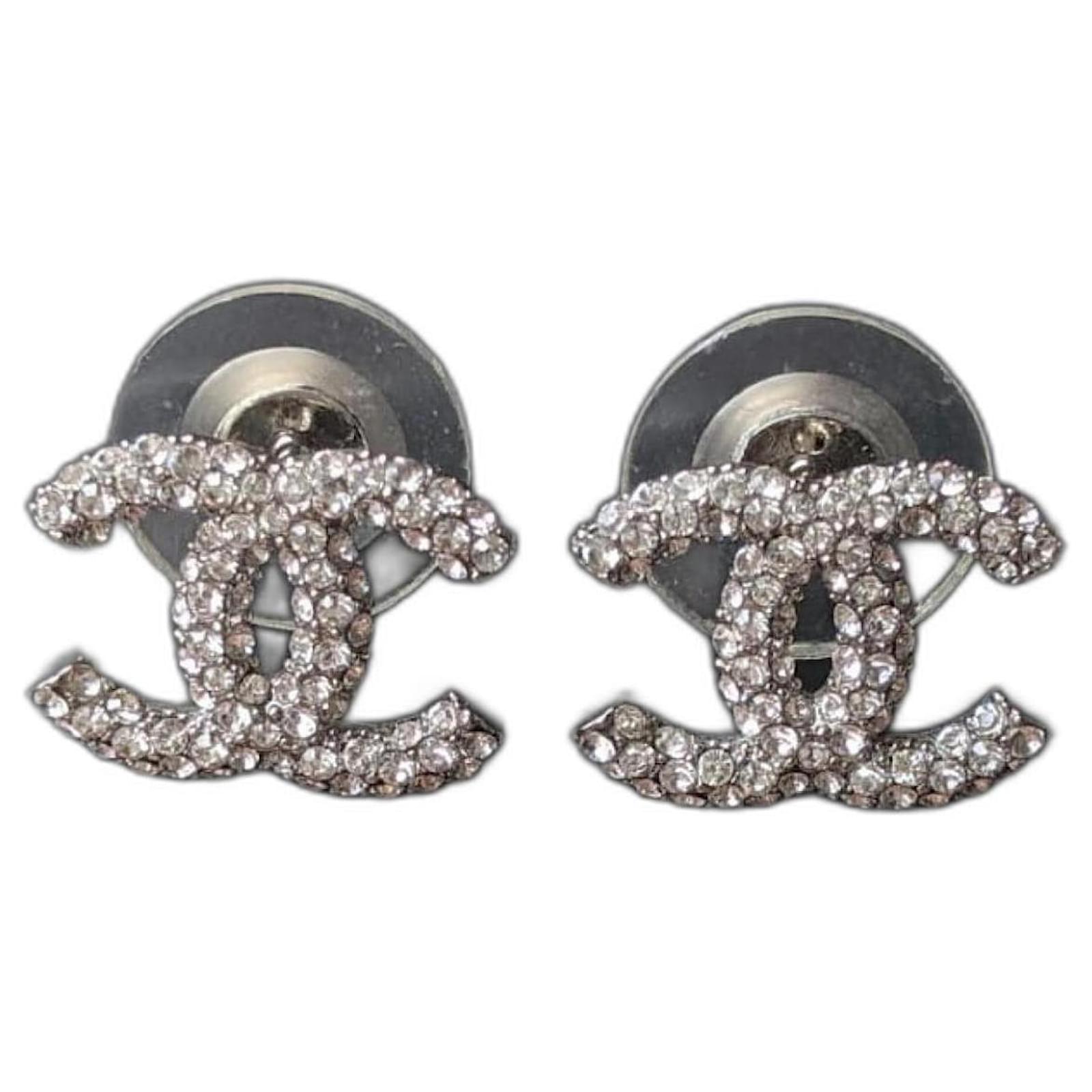 Chanel CC B21 V Crystal Logo Earrings Silver hardware Metal ref.353072 ...